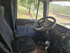 2005 FREIGHTLINER FLD 120 - Image 21