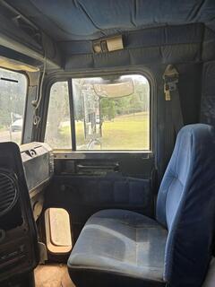 2005 FREIGHTLINER FLD 120 - Image 20