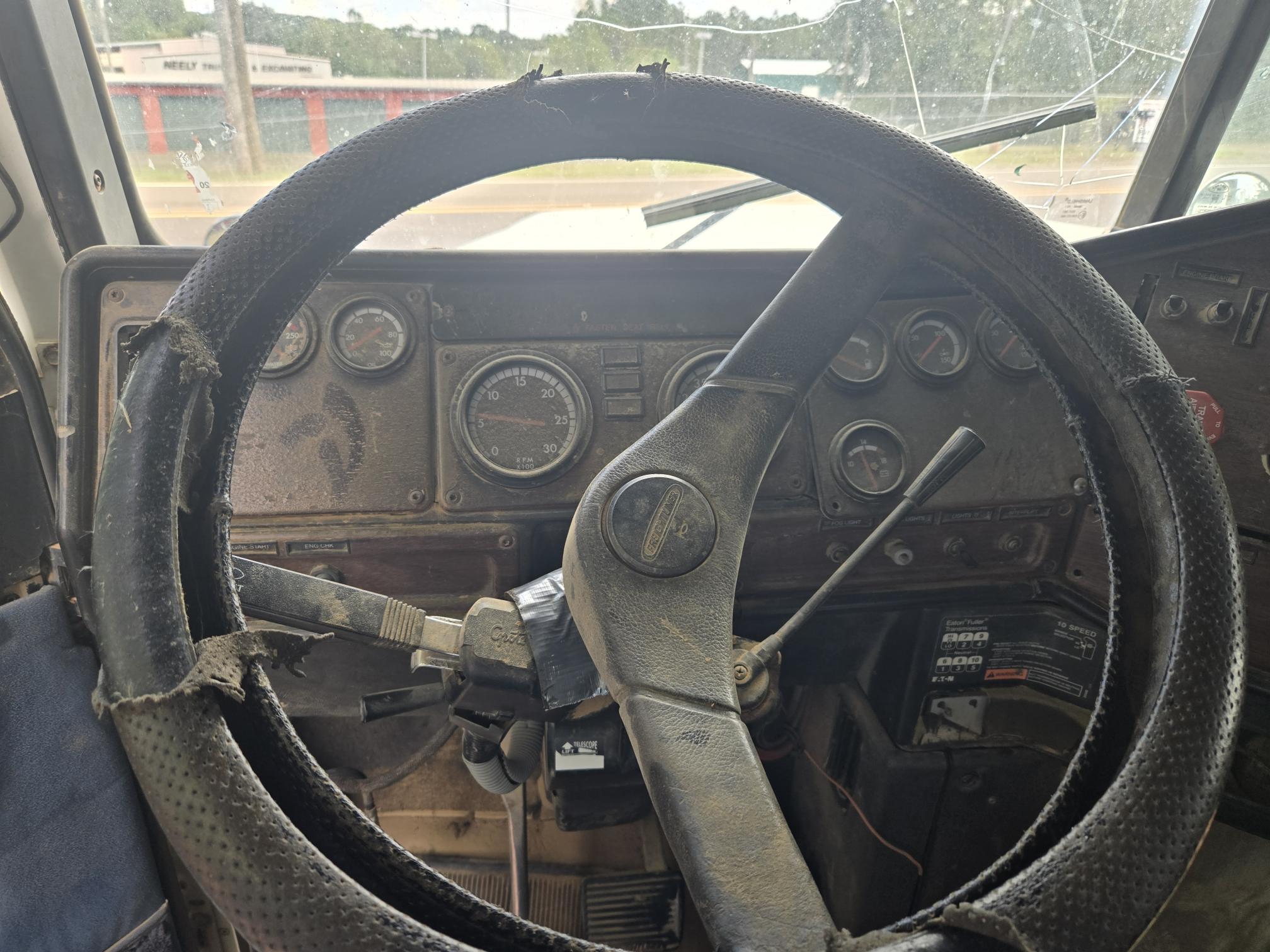 2005 FREIGHTLINER FLD 120 - Image 23