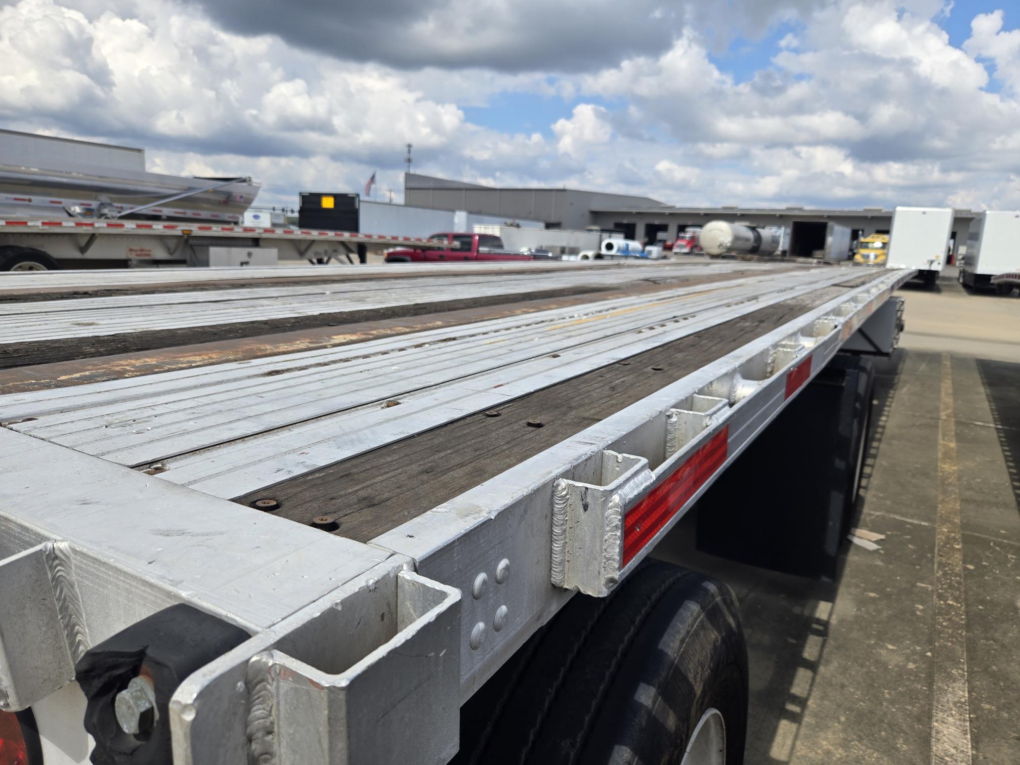 1999 UTILITY 48 x 102 - view 9 of 17