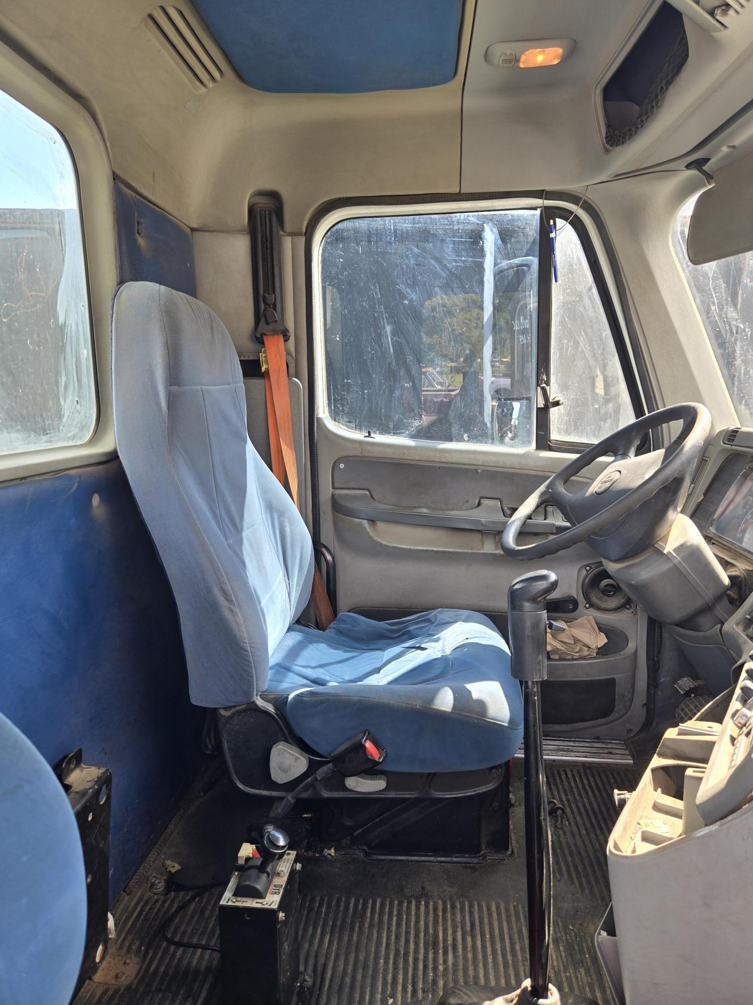 2009 FREIGHTLINER Columbia - Image 11