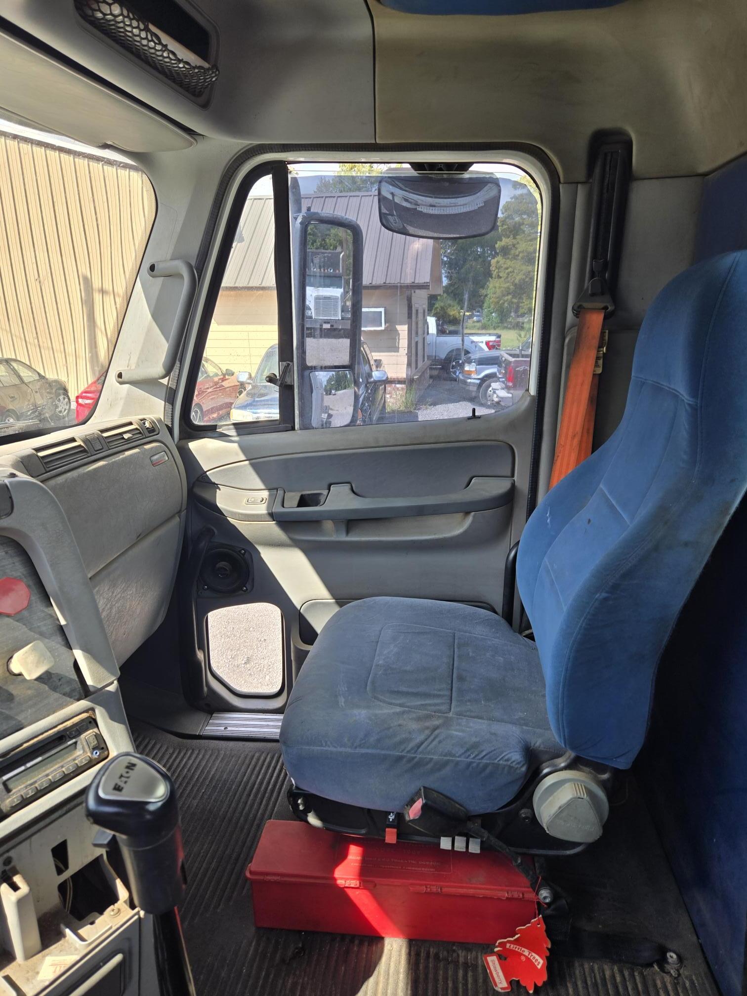 2009 FREIGHTLINER Columbia - view 12 of 17