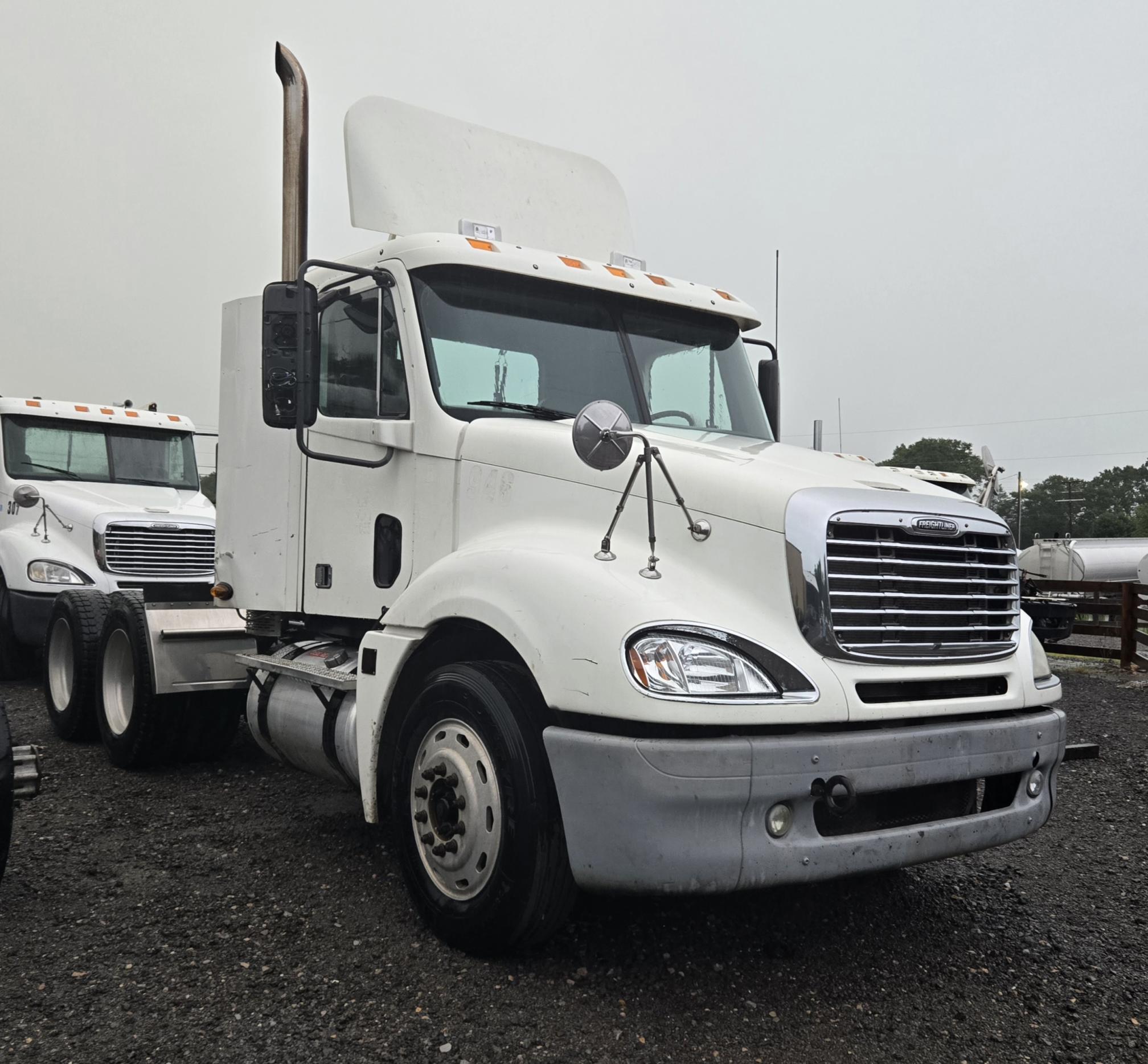 2009 FREIGHTLINER Columbia - Image 2