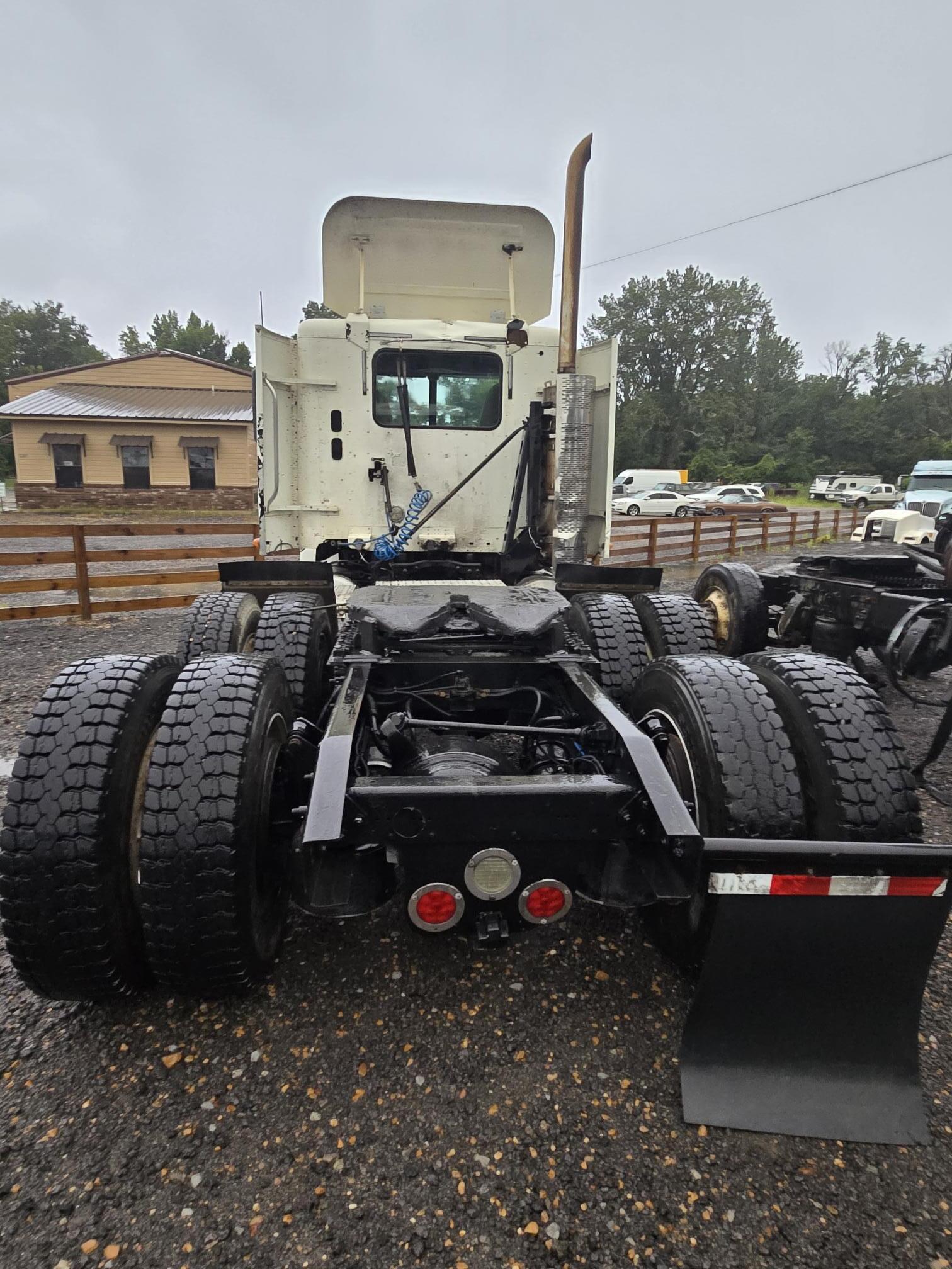2009 FREIGHTLINER Columbia - Image 6