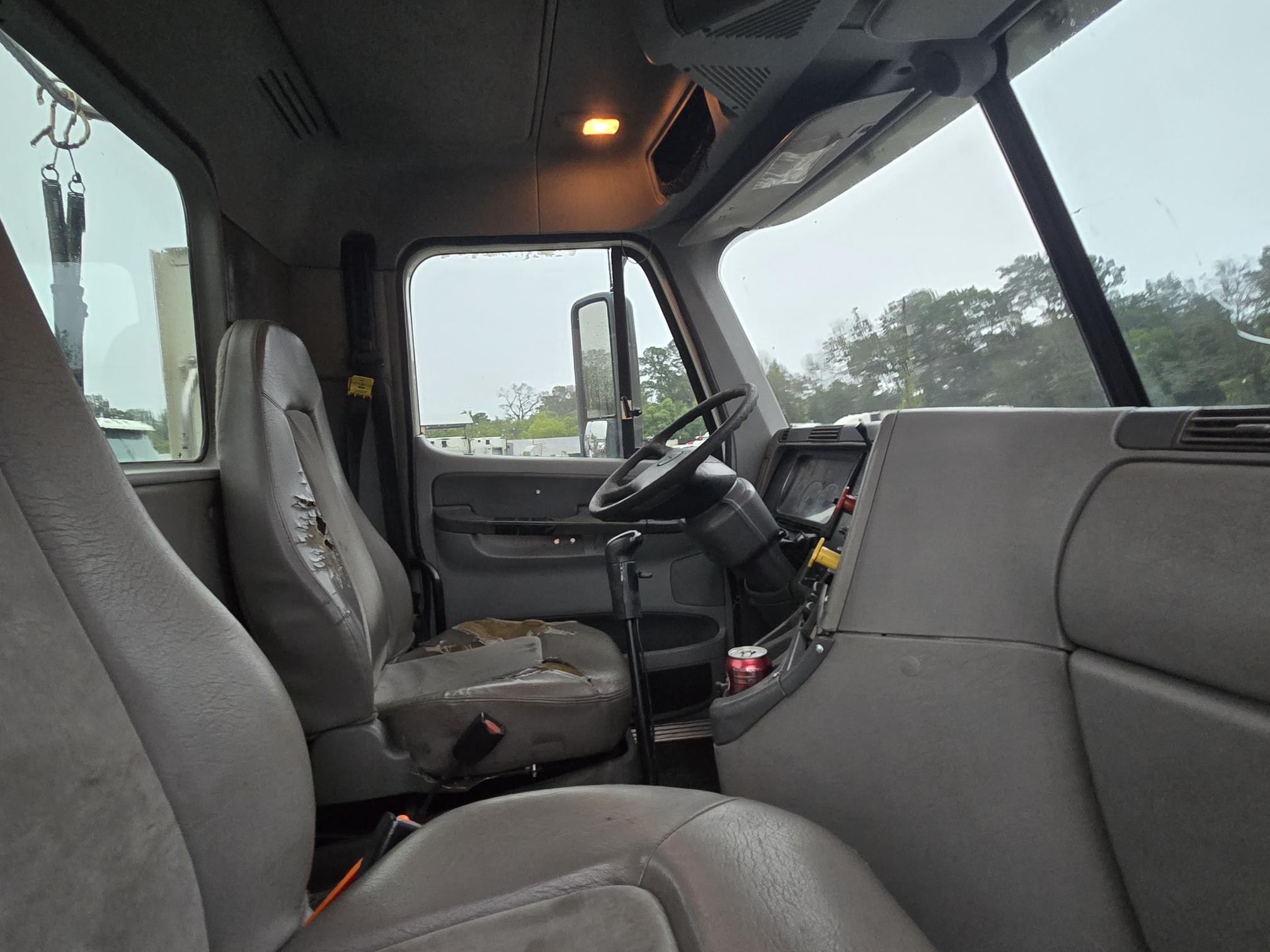 2009 FREIGHTLINER Columbia - view 7 of 14