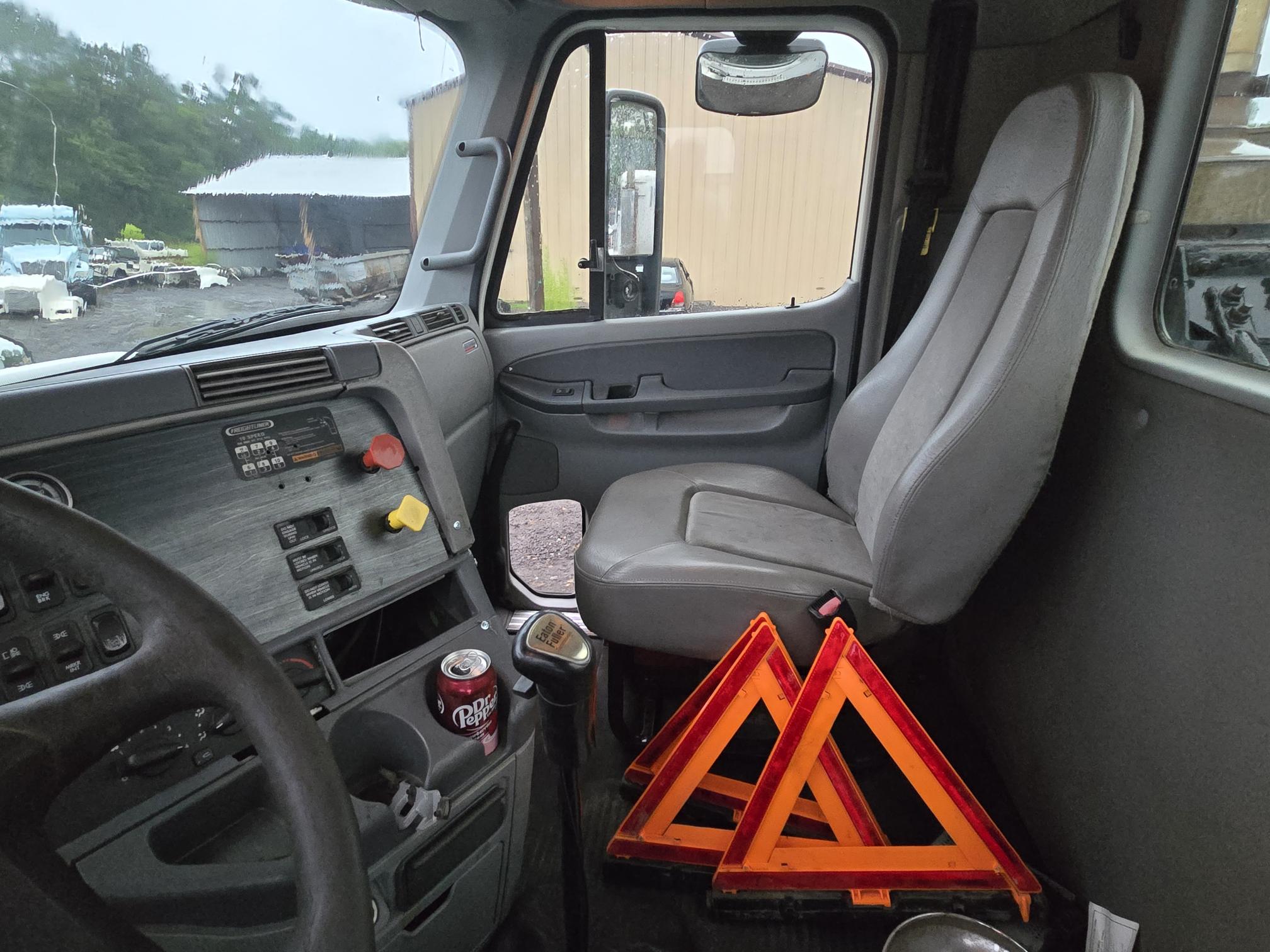 2009 FREIGHTLINER Columbia - Image 9