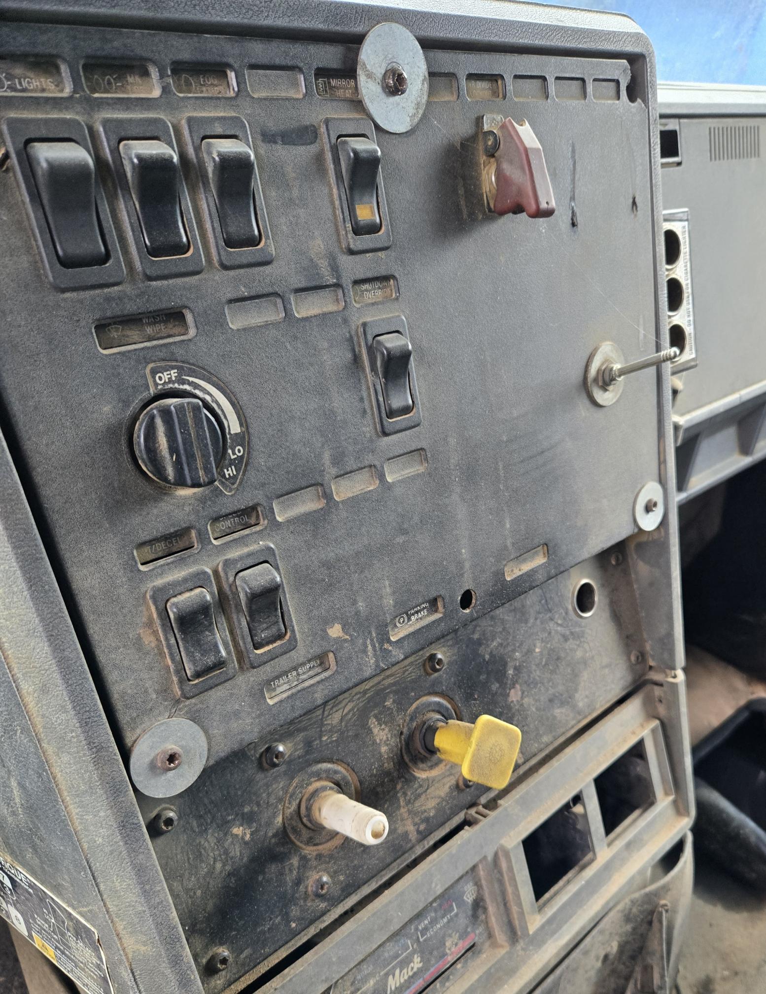 1994 MACK CH 613 - view 8 of 9