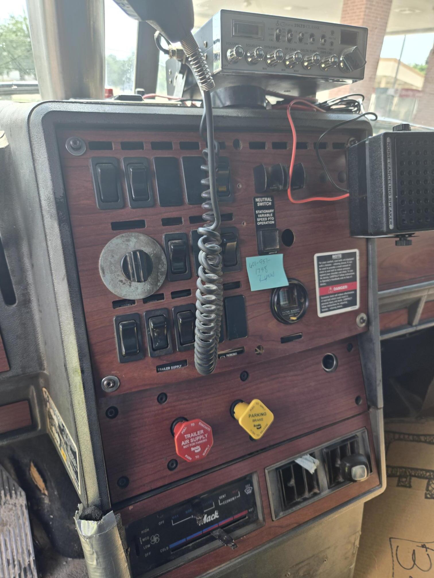 1999 MACK CH 613 - Image 19