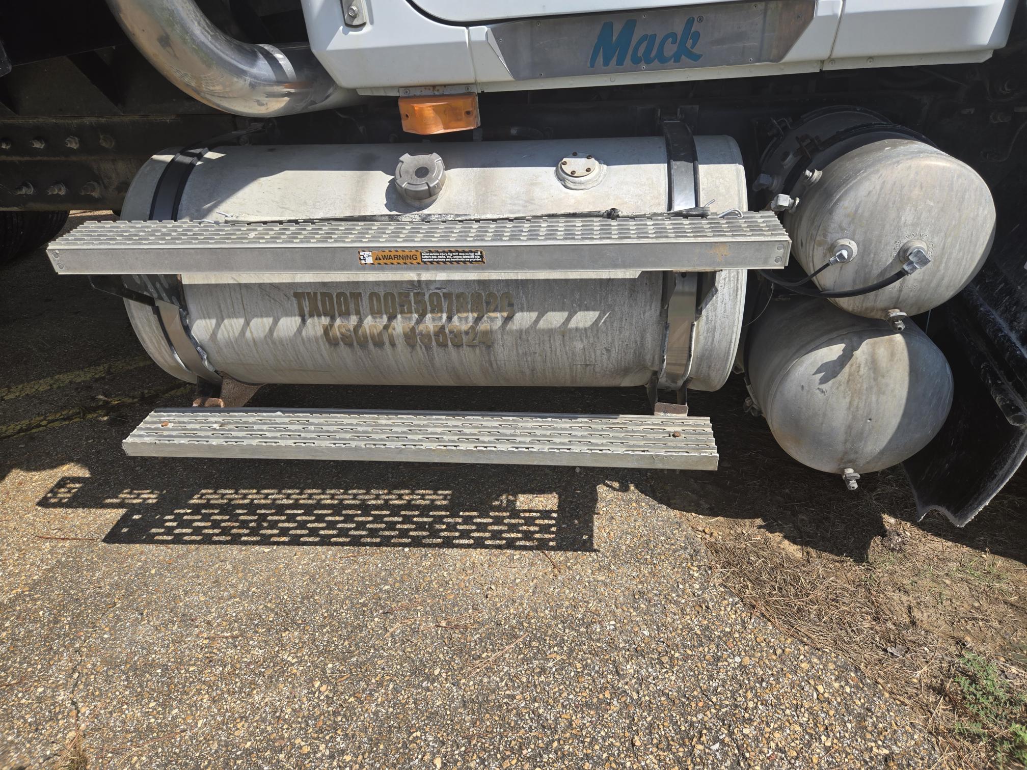 1999 MACK CH 613 - Image 12