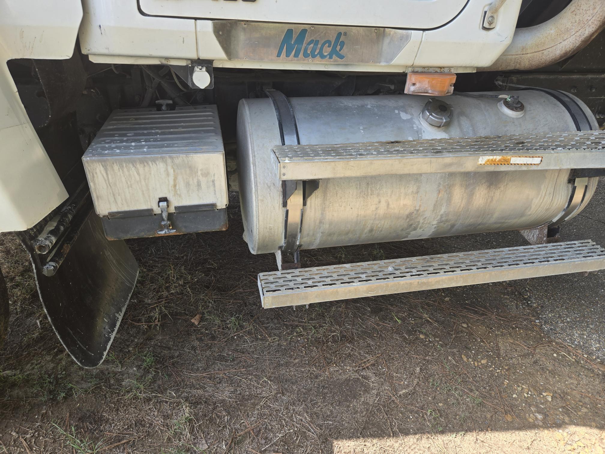 1999 MACK CH 613 - Image 13