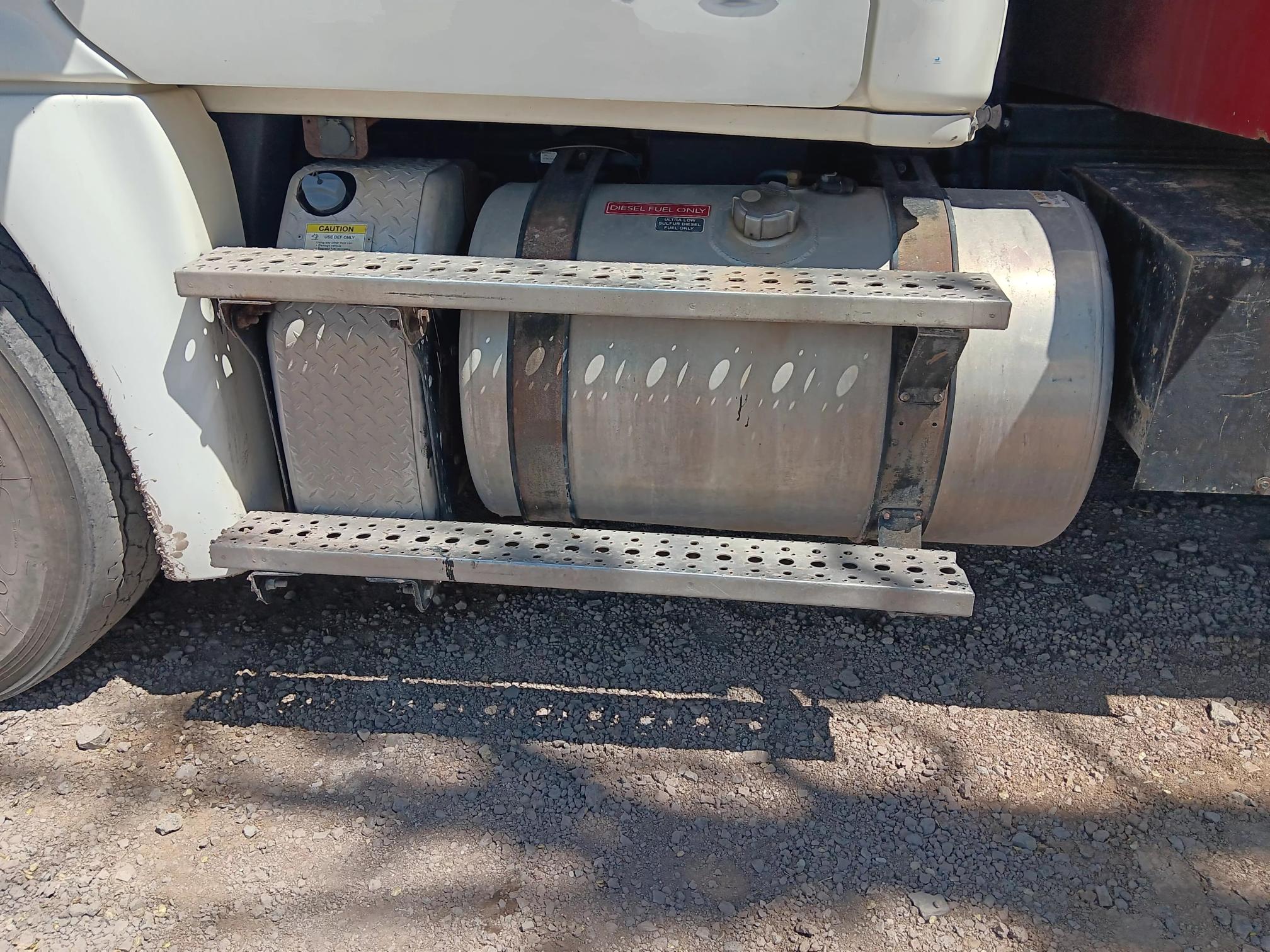 2014 FREIGHTLINER Cascadia 185 - Image 4