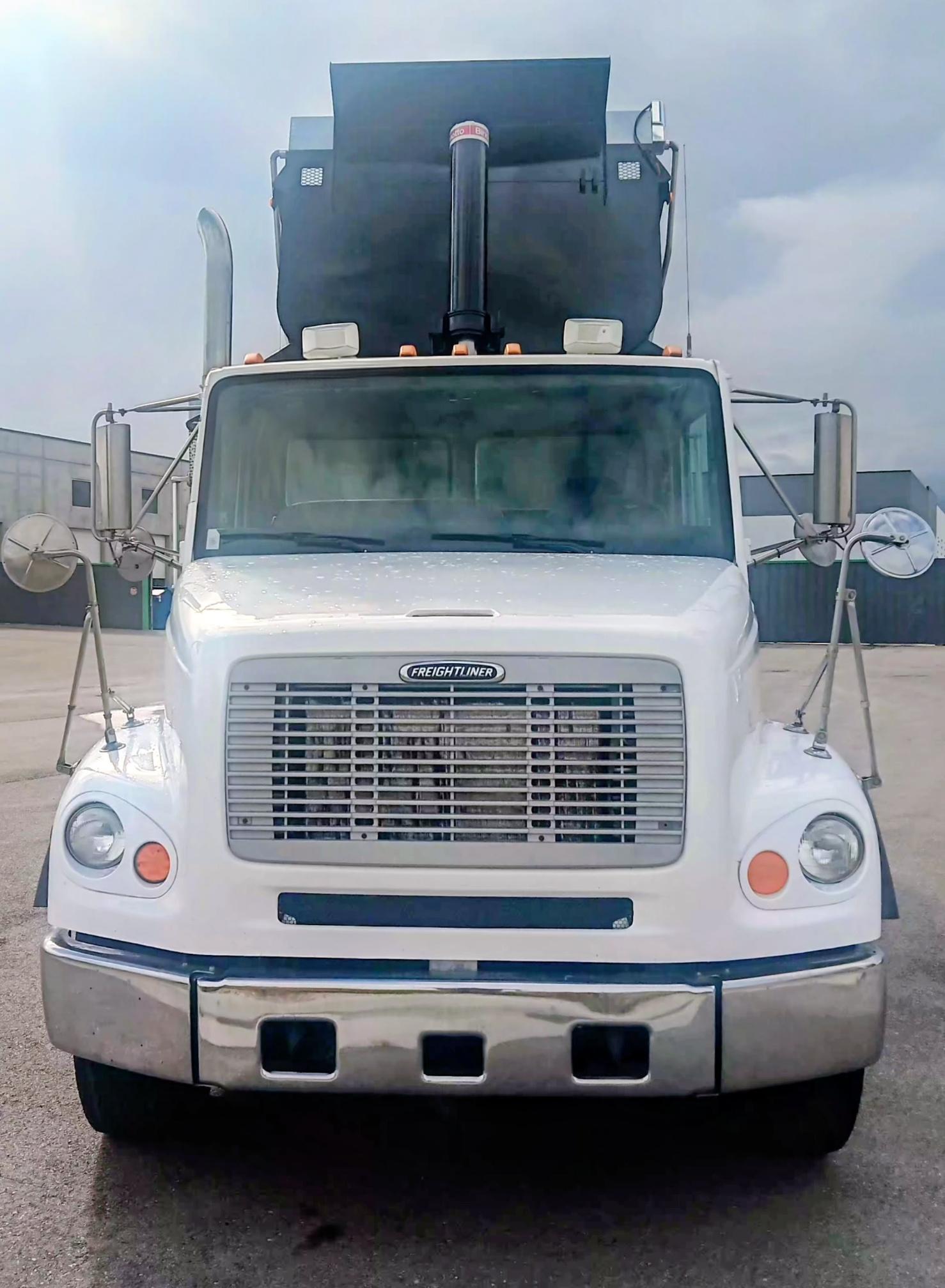2001 FREIGHTLINER FL 112 - view 4 of 20