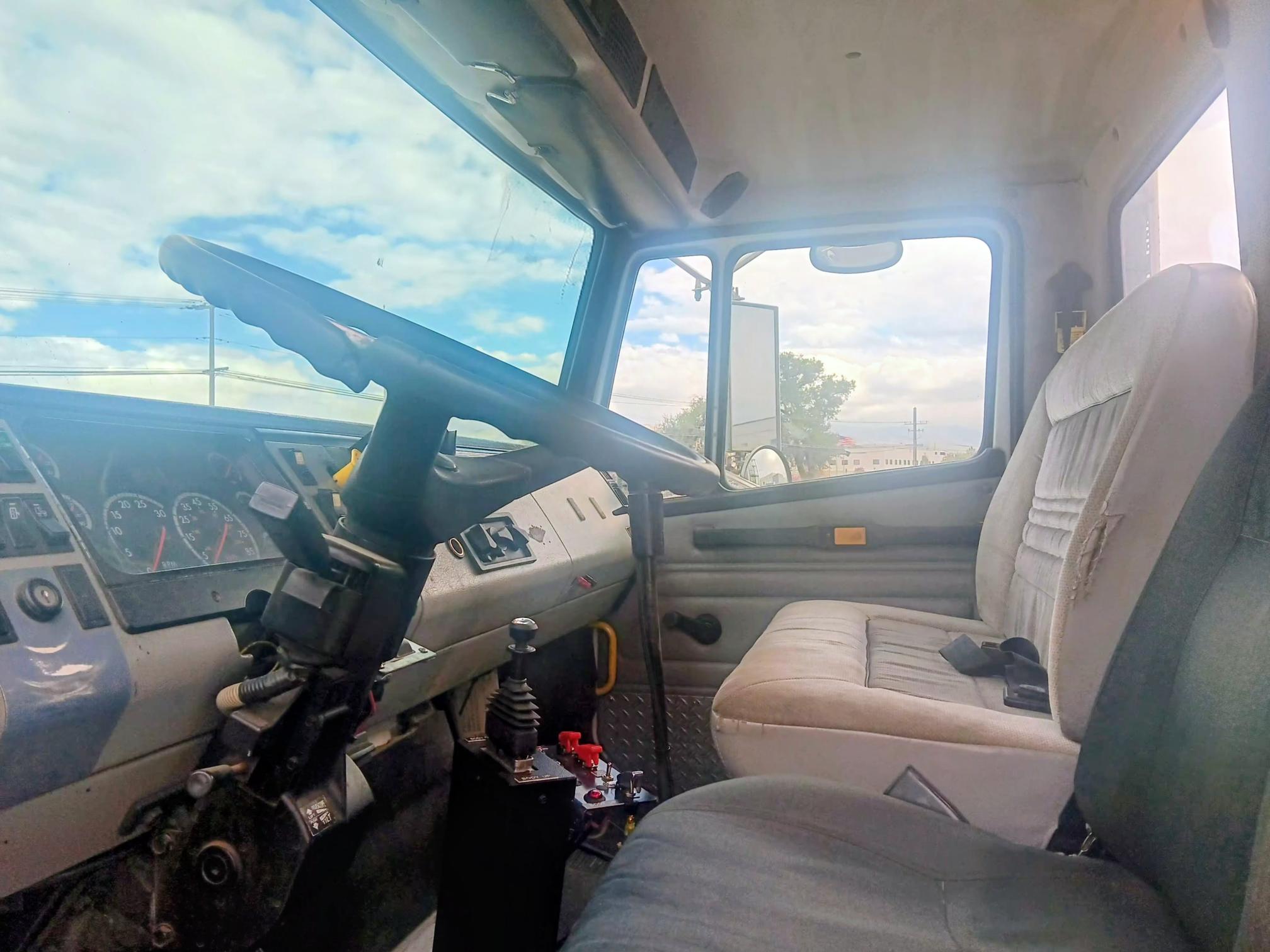 2001 FREIGHTLINER FL 112 - Image 11