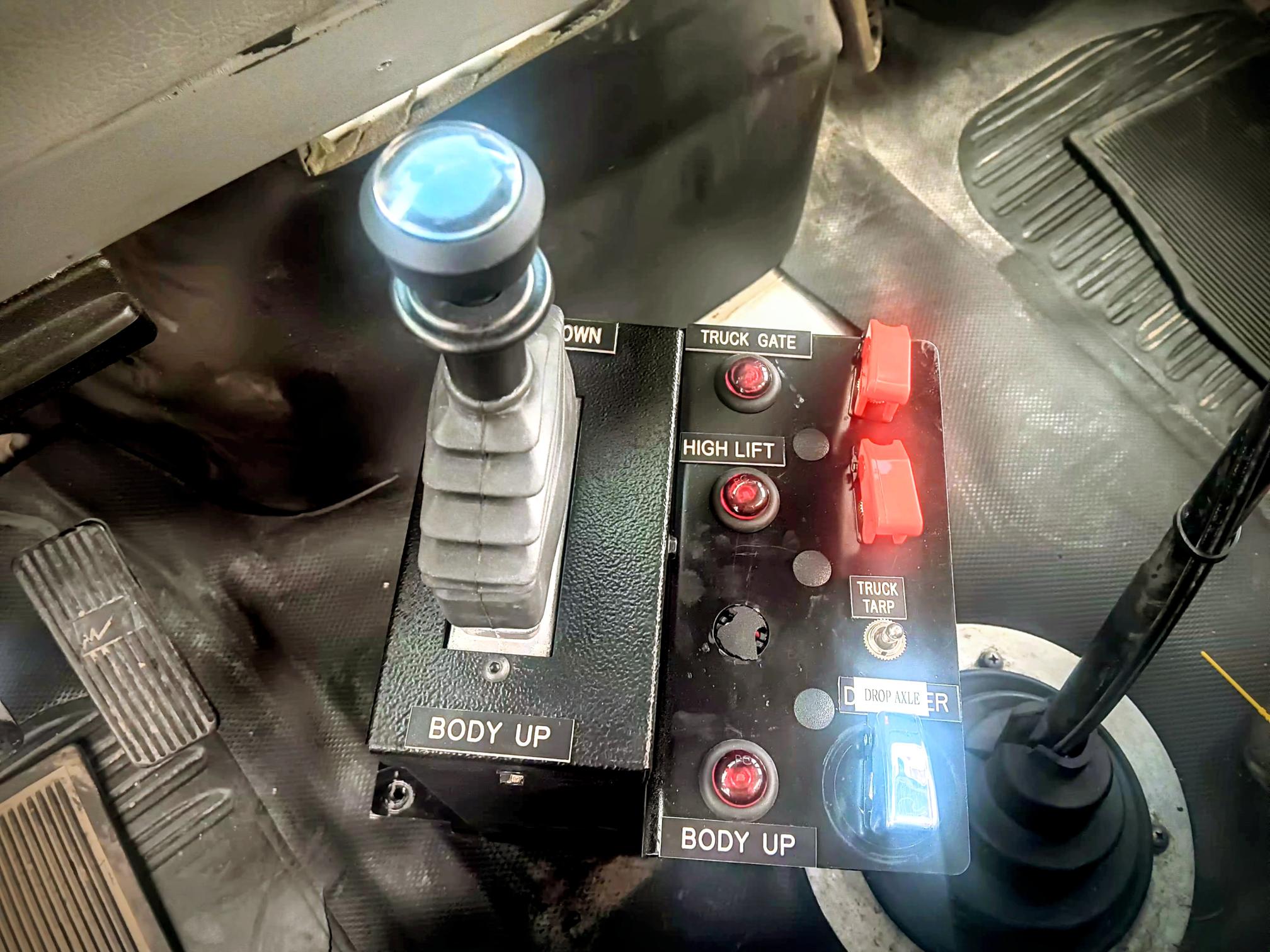 2001 FREIGHTLINER FL 112 - view 13 of 20