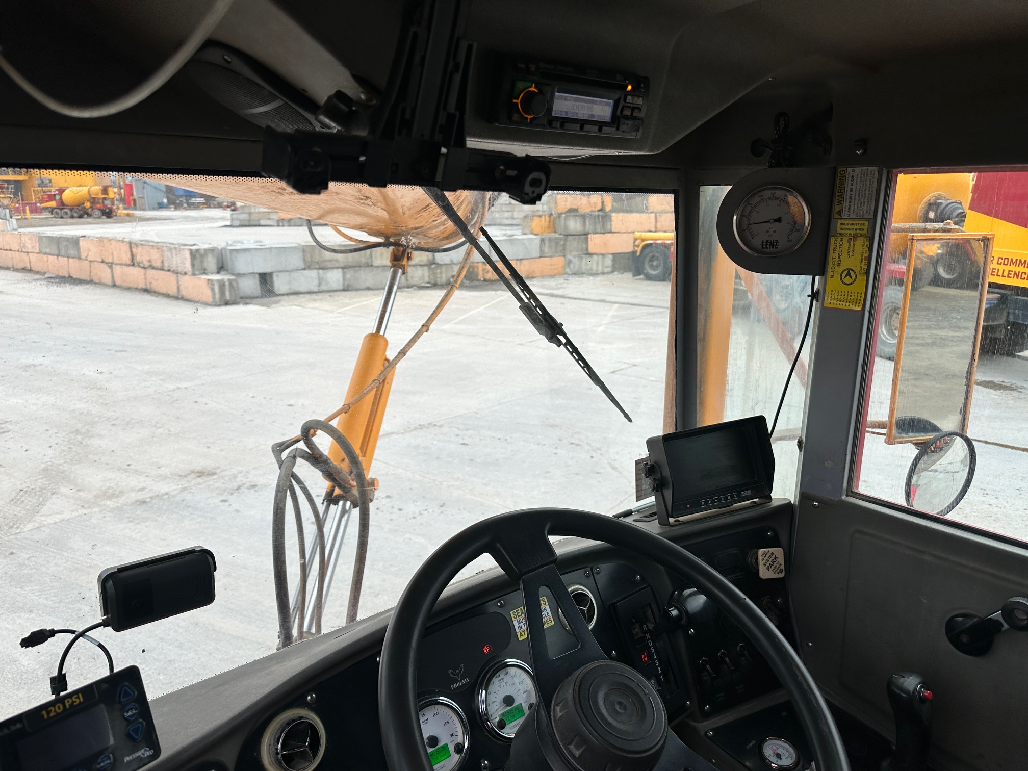 2016 PHOENIX Front Discharge Mixer - Image 12