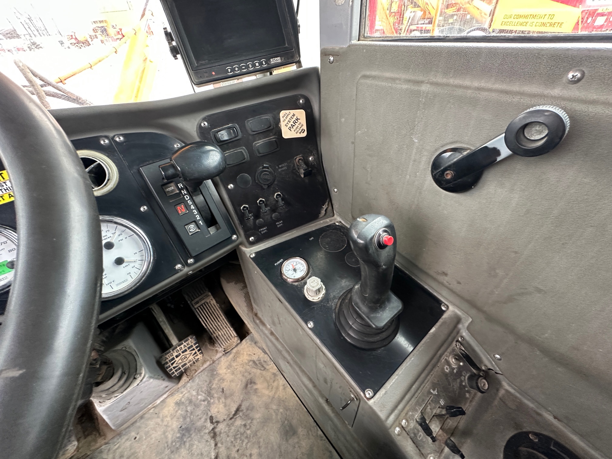 2016 PHOENIX Front Discharge Mixer - Image 15