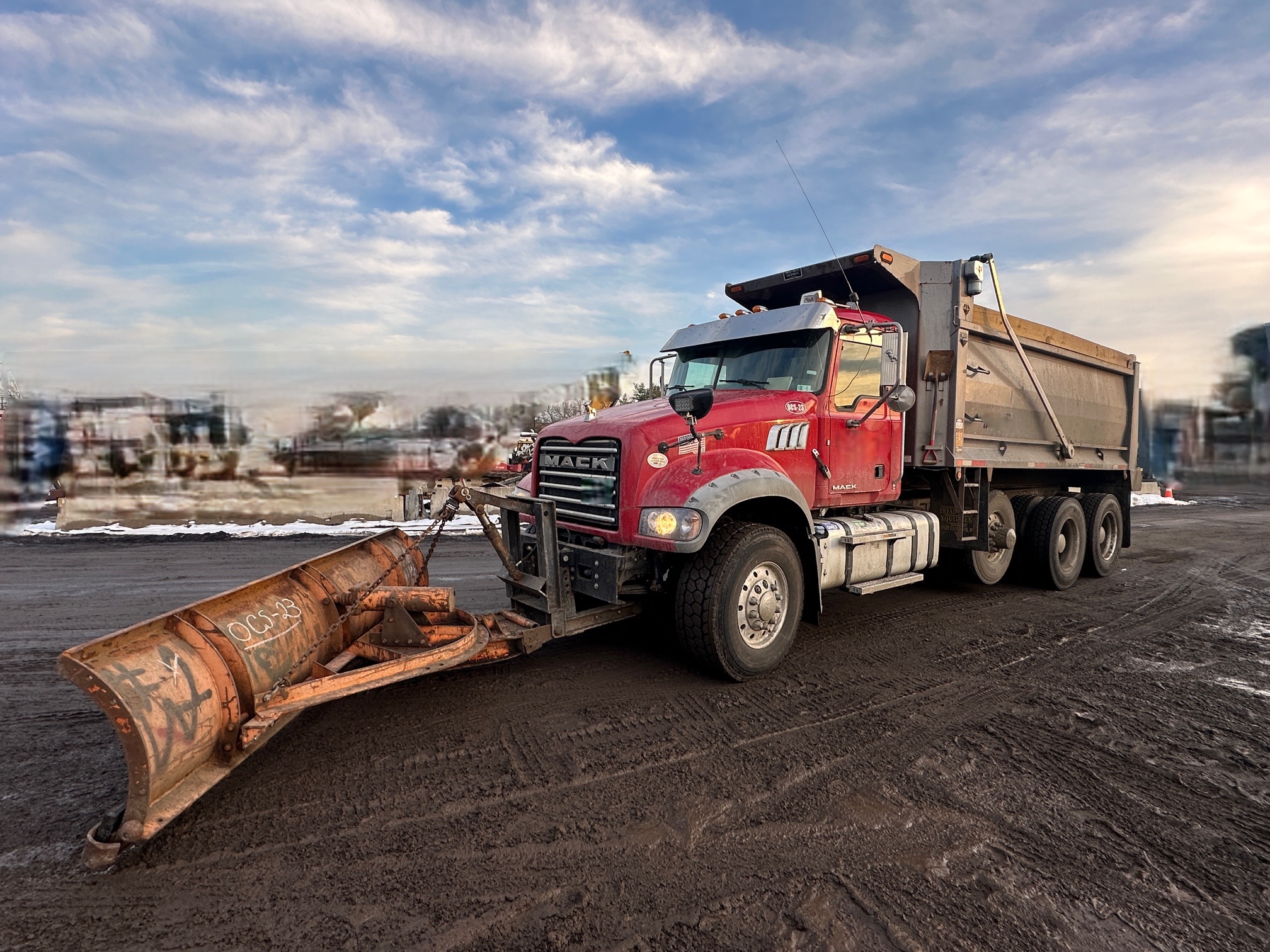 2017 MACK Granite GU713