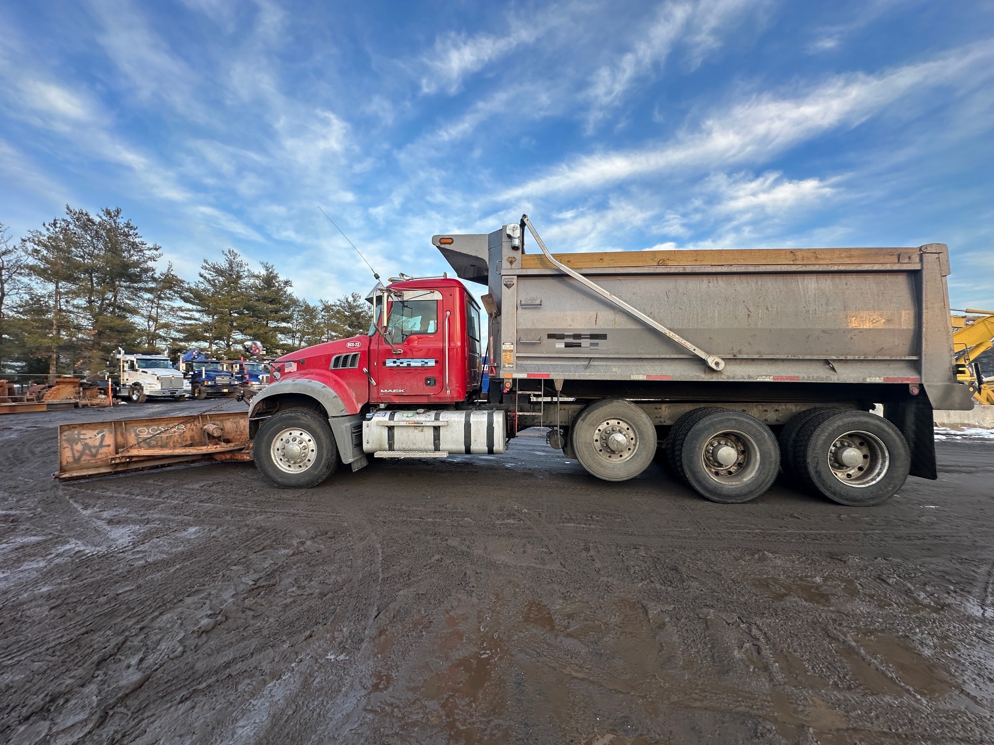 2017 MACK Granite GU713 - Image 12