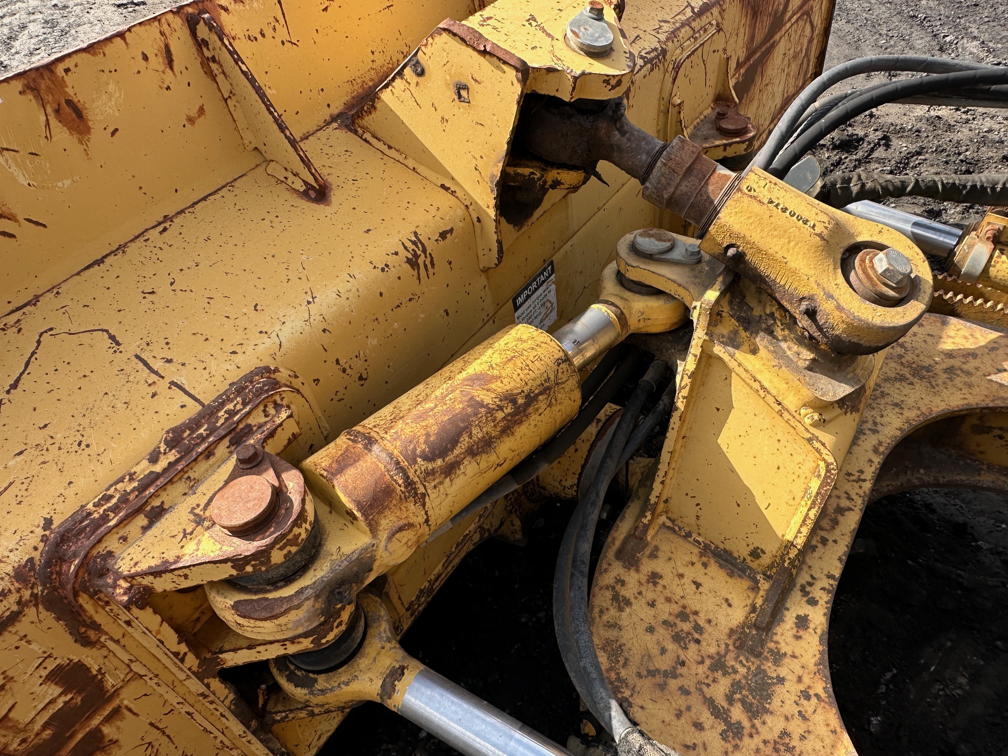 2005 DEERE 650J LGP - Image 18