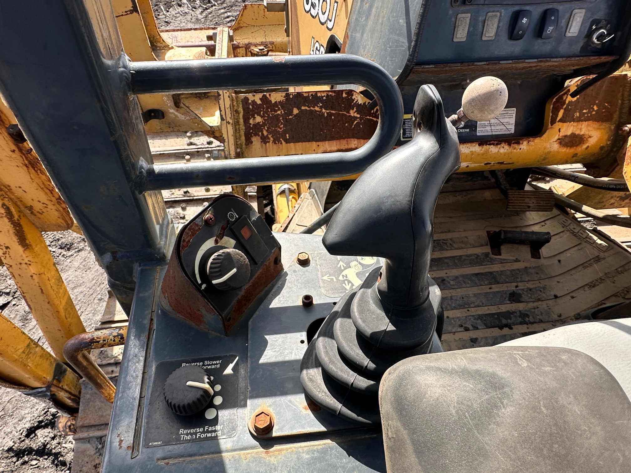 2005 DEERE 650J LGP - Image 28