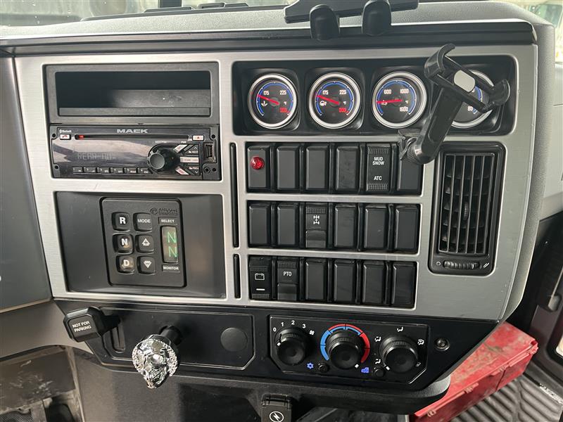 2020 MACK GR64F - view 9 of 15