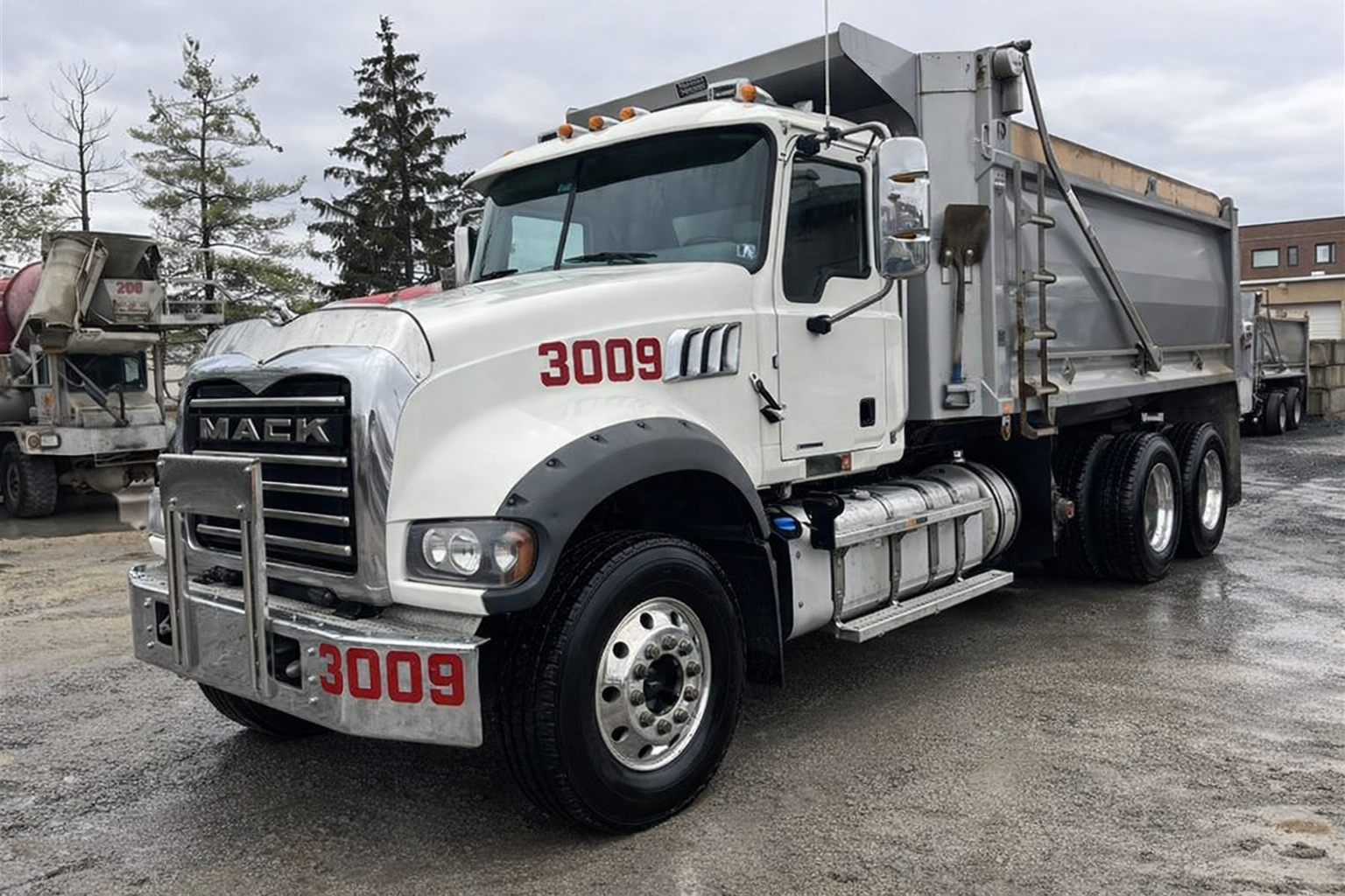 2020 MACK GR64F - view 1 of 15