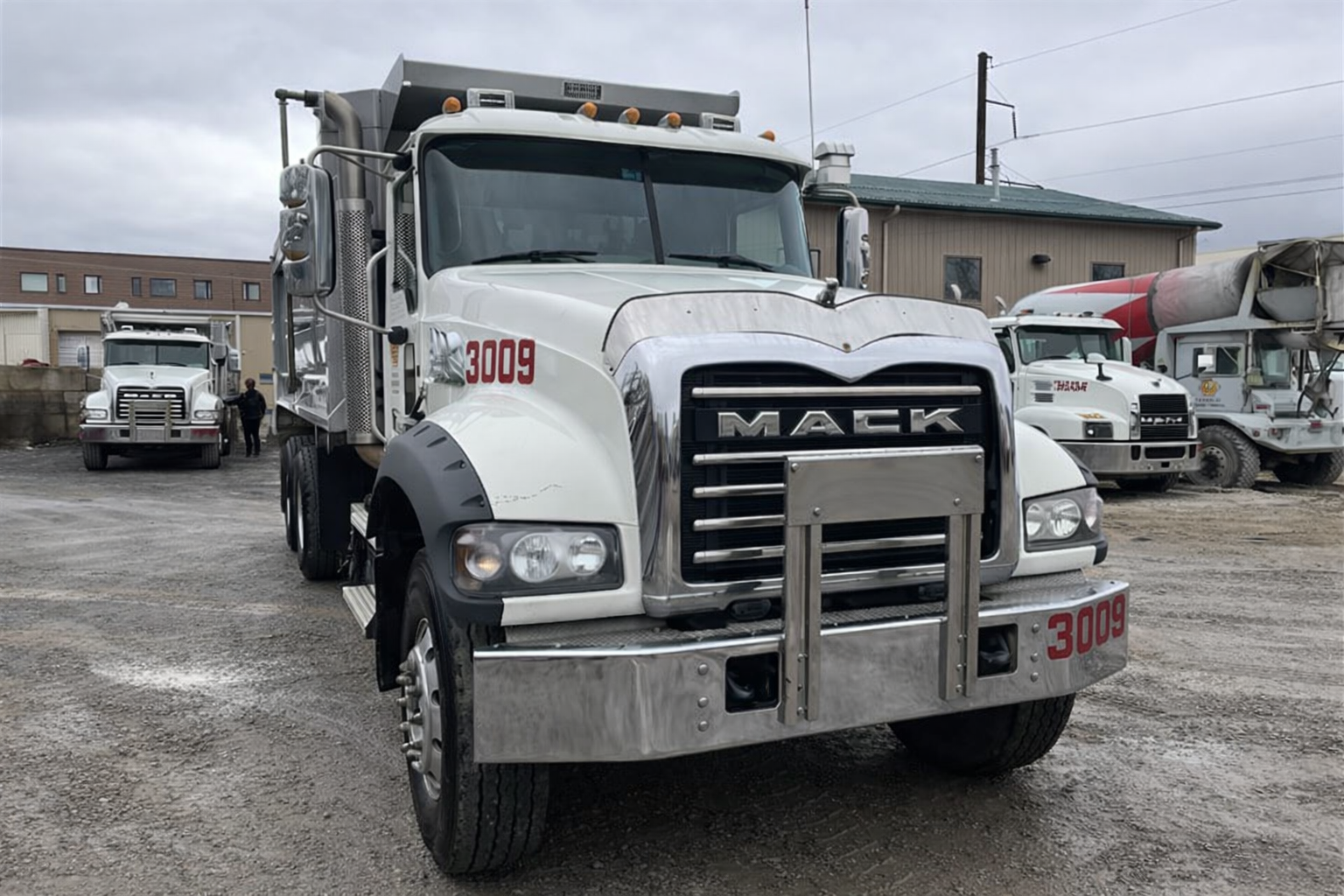 2020 MACK GR64F - view 3 of 15