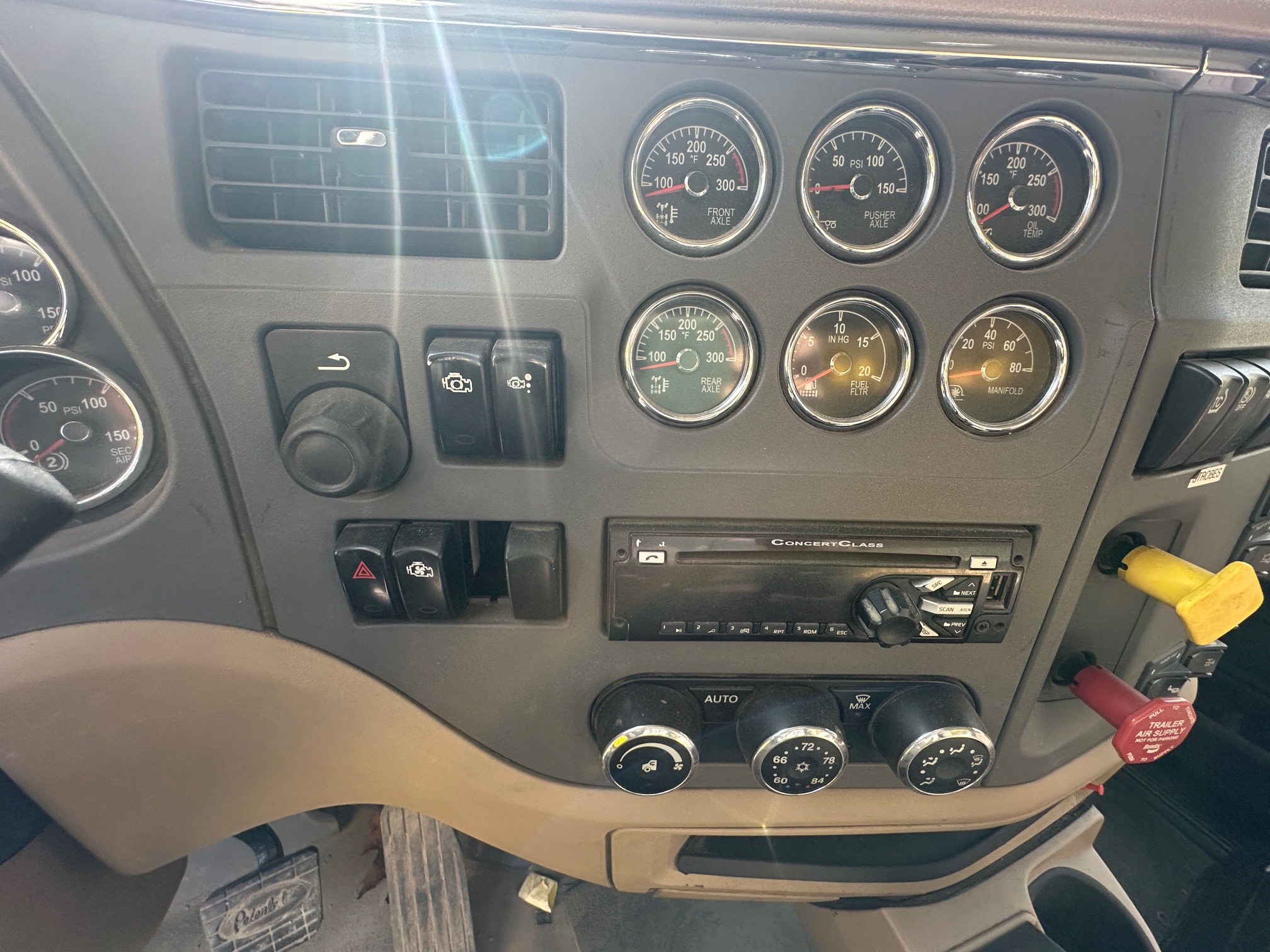 2016 PETERBILT 579 - Image 16