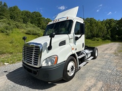 2015 FREIGHTLINER Cascadia - Image 2