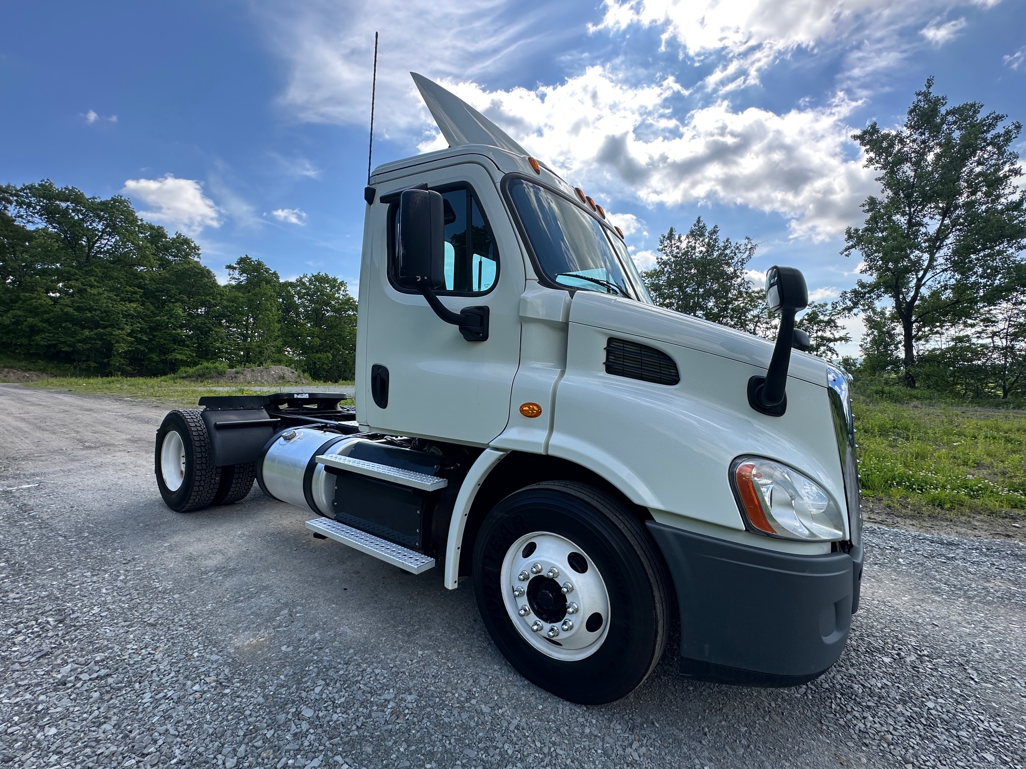 2015 FREIGHTLINER Cascadia - view 9 of 40