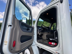 2015 FREIGHTLINER Cascadia - Image 16