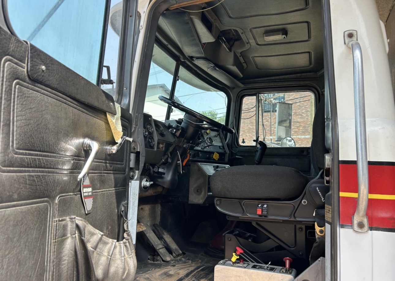 2001 MACK RD688 - Image 6