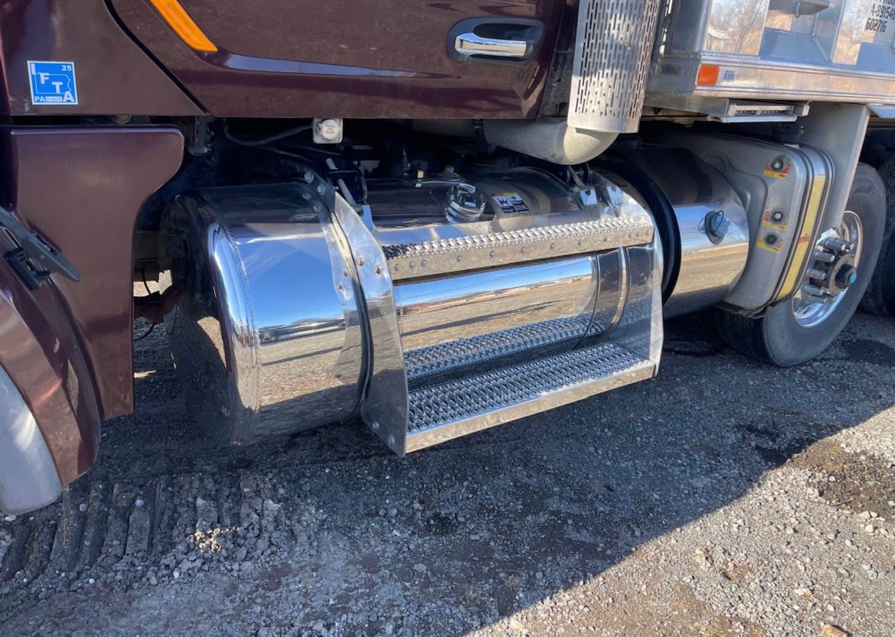 2021 PETERBILT 567 Triaxle Dump Truck - view 5 of 9