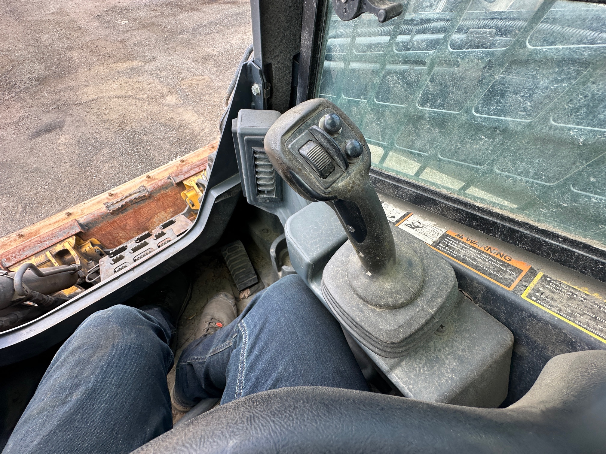 2018 DEERE 332G - Image 16