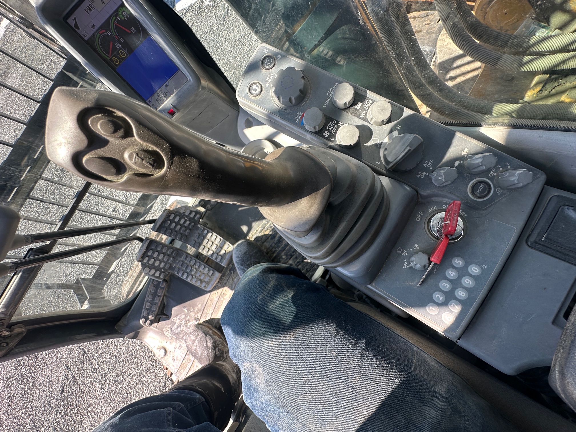 2017 DEERE 470G LC - Image 33