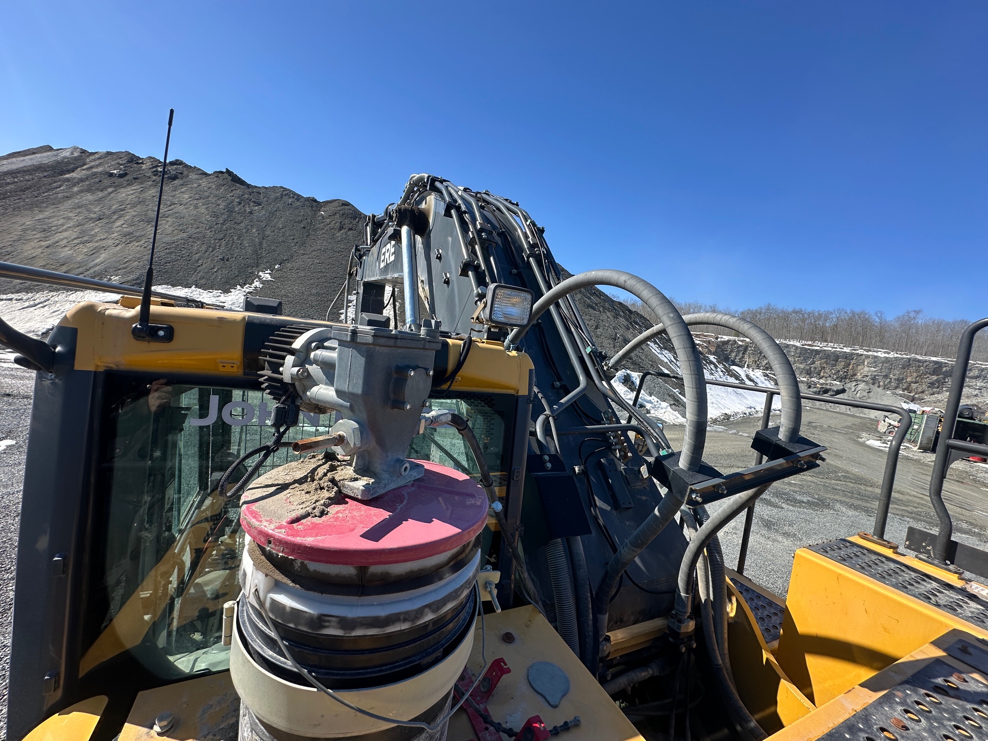 2017 DEERE 470G LC - Image 44