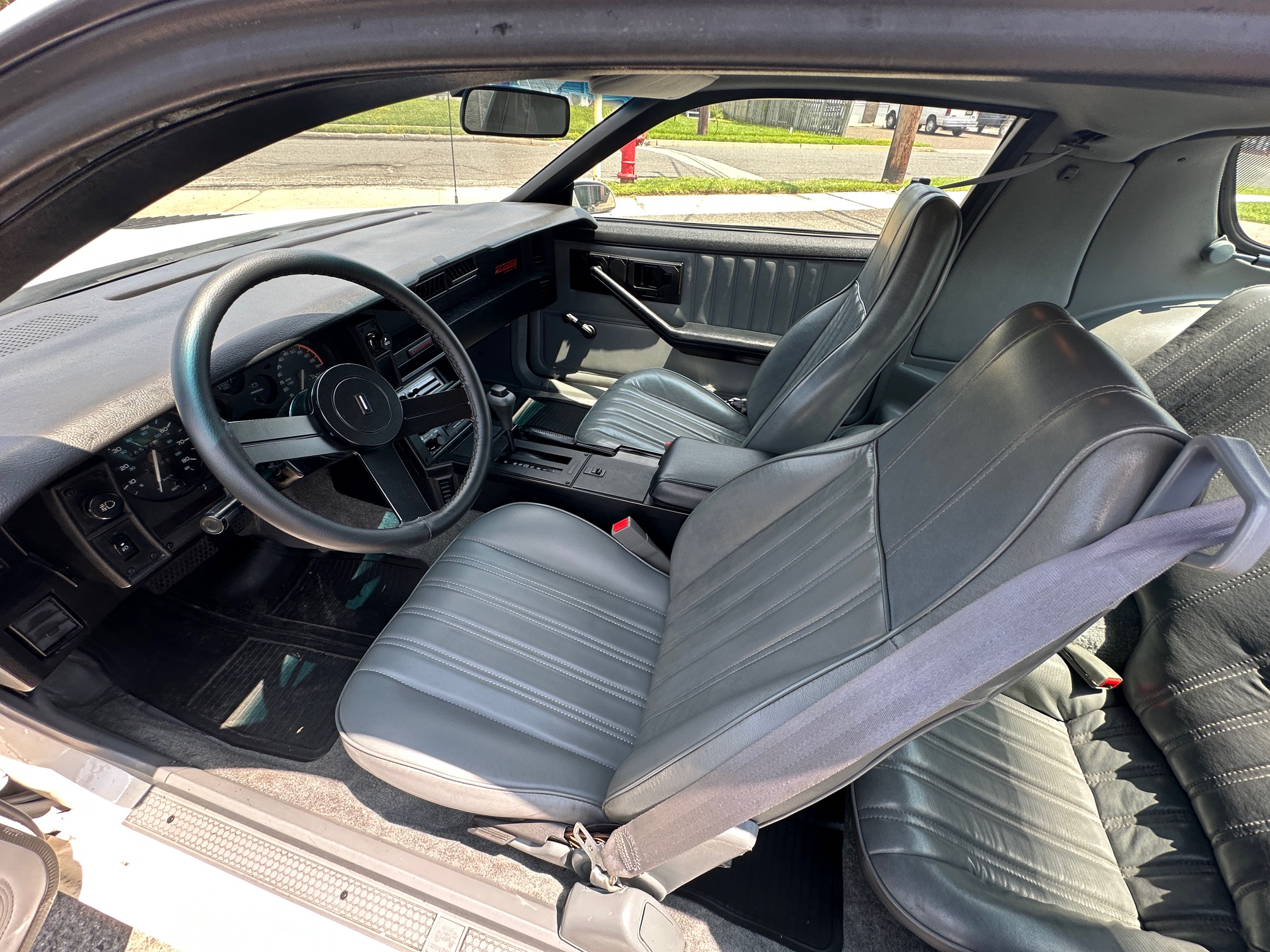 1985 CHEVROLET Camaro IROC Z28 - view 16 of 25