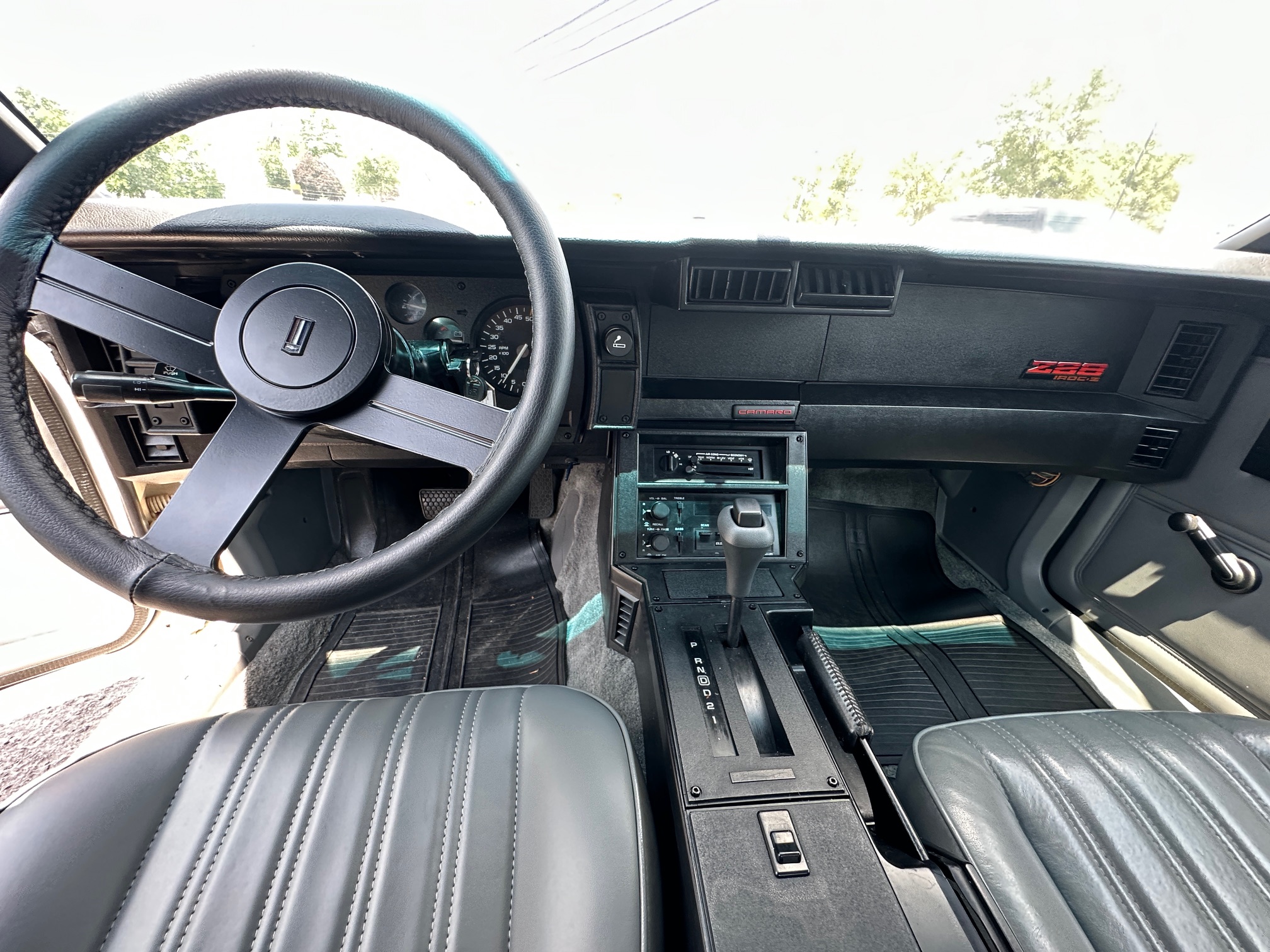 1985 CHEVROLET Camaro IROC Z28 - view 18 of 25