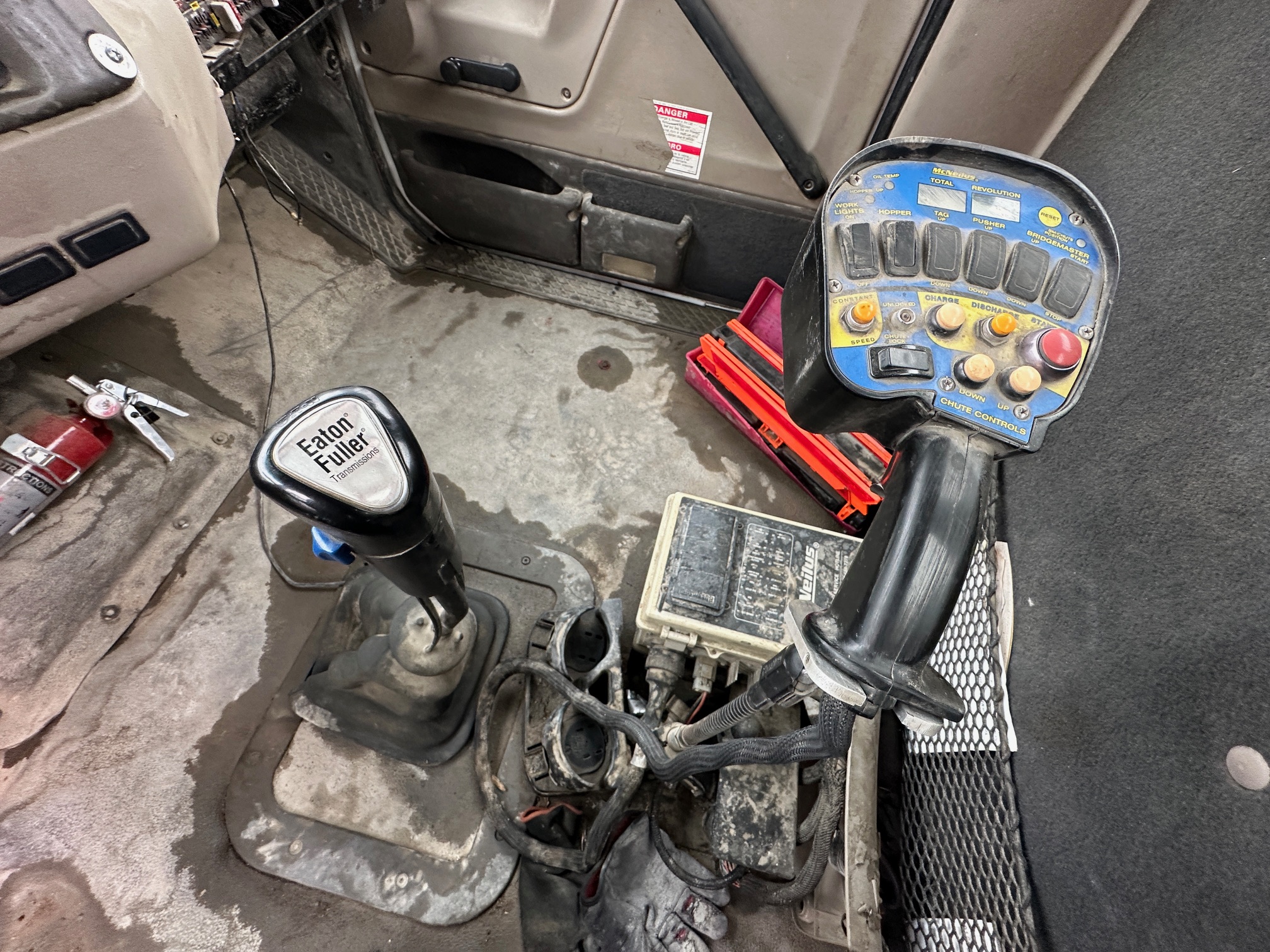 2004 STERLING LT8500 Mixer - Image 30