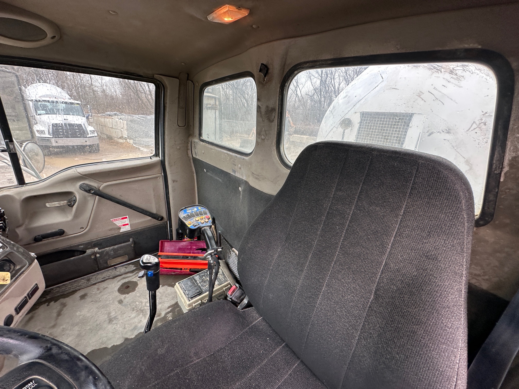 2004 STERLING LT8500 Mixer - Image 33