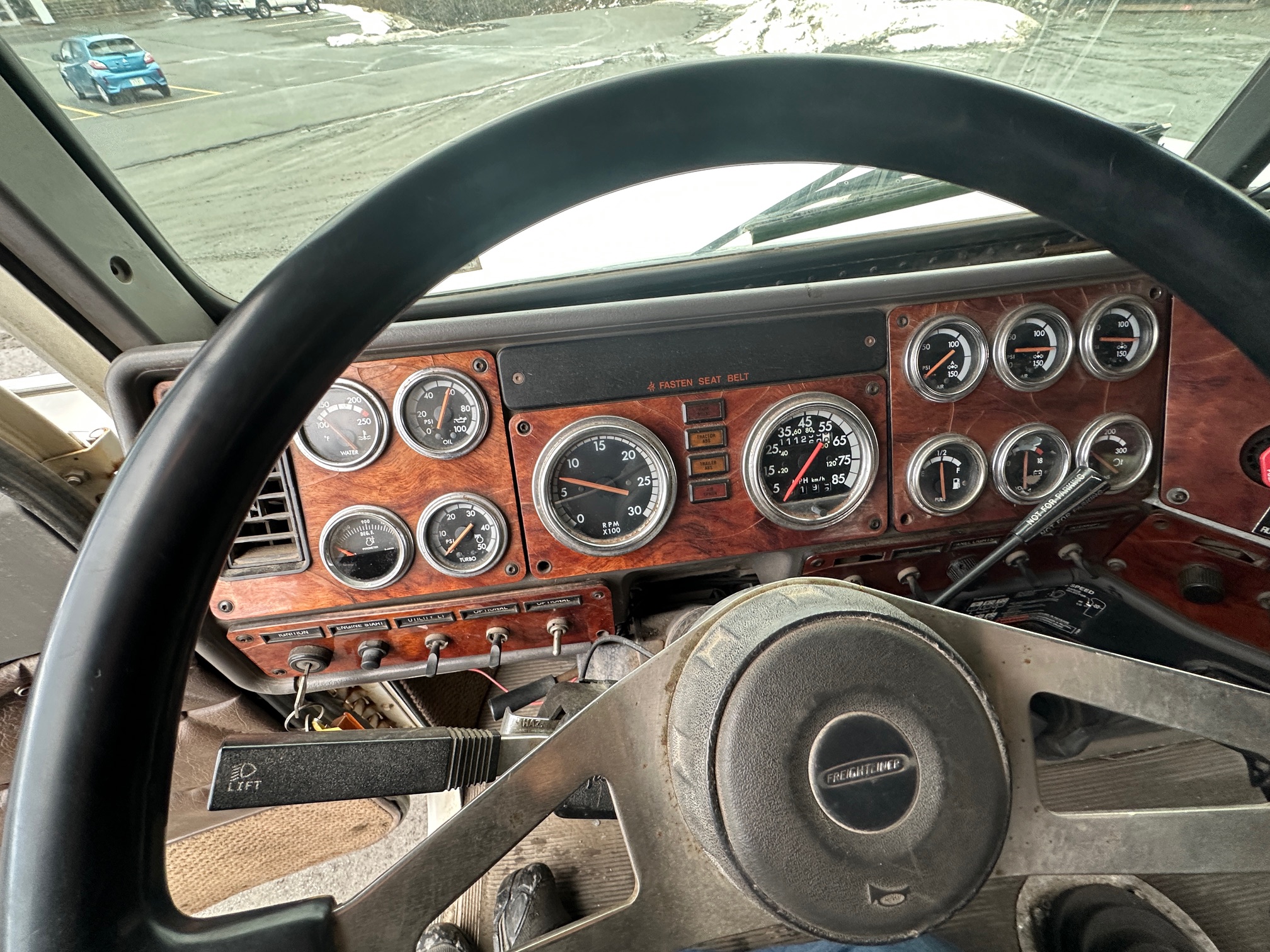 2000 FREIGHTLINER Classic FLD120 - view 17 of 50