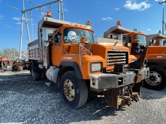 2001 MACK RD690 #1 - Image 2