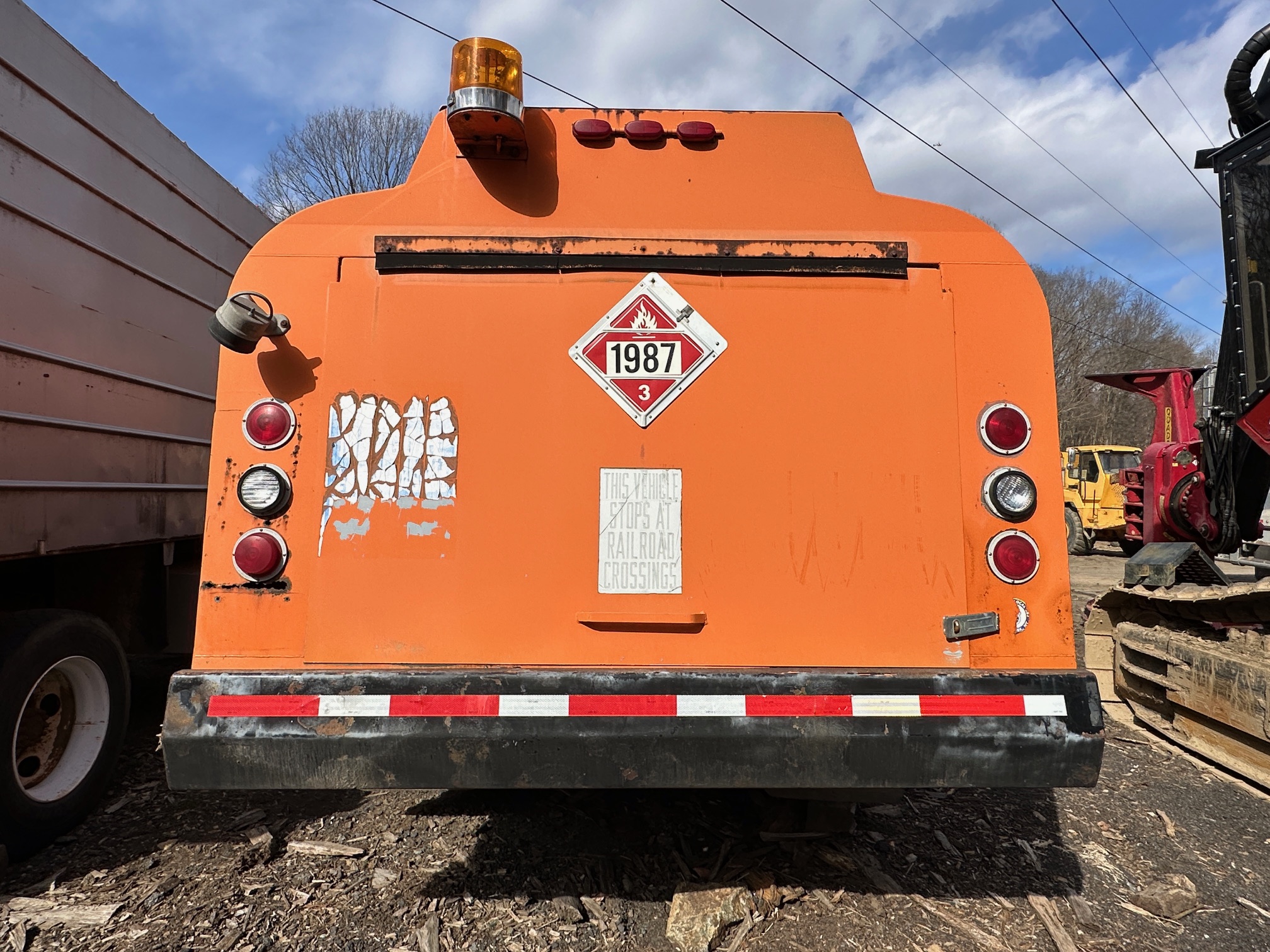 1995 GMC C7500 Fuel Tanker - Image 7