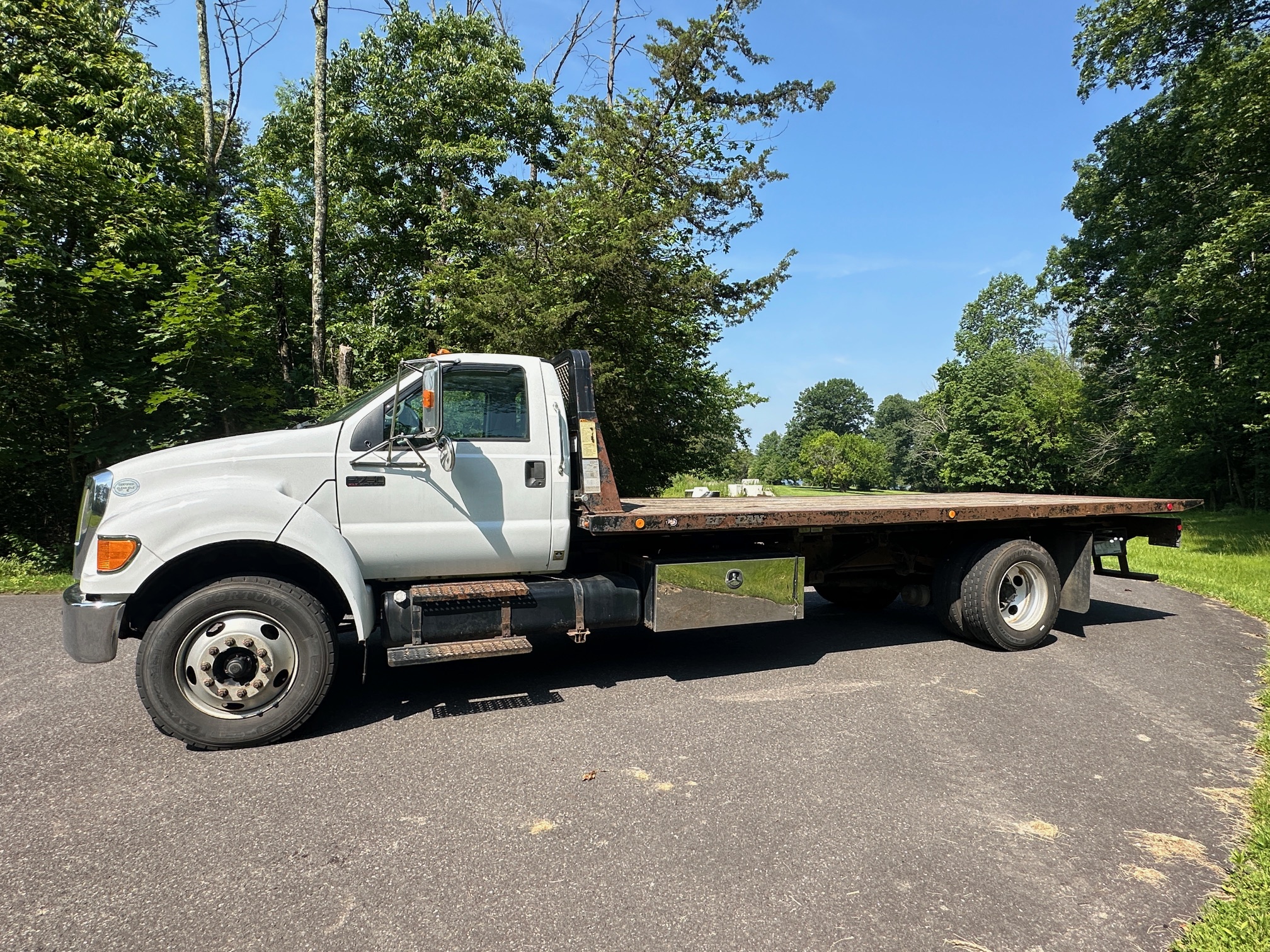 2009 FORD F750 Rollback - Image 2