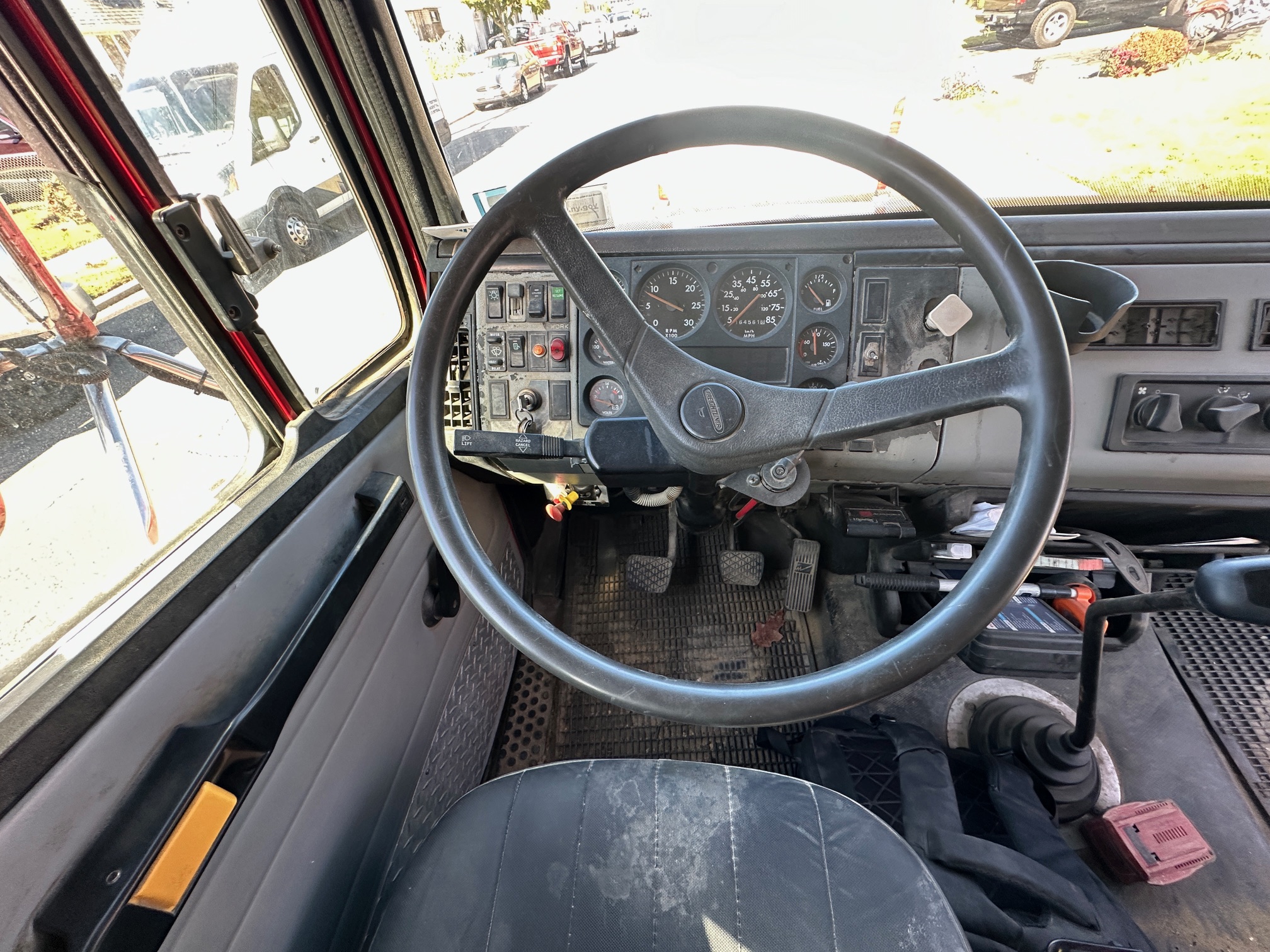 2000 FREIGHTLINER FL70 - view 10 of 38