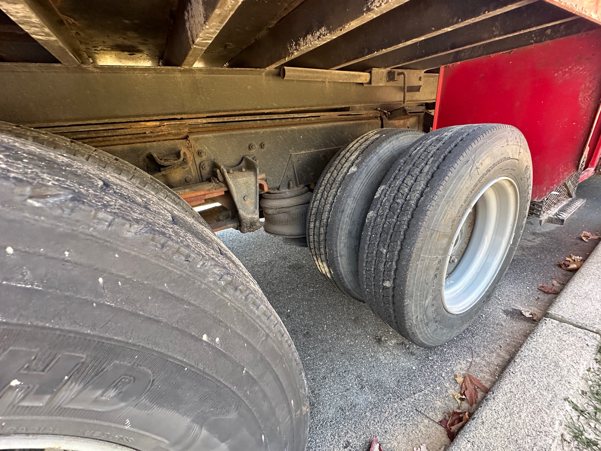 2000 FREIGHTLINER FL70 - Image 29