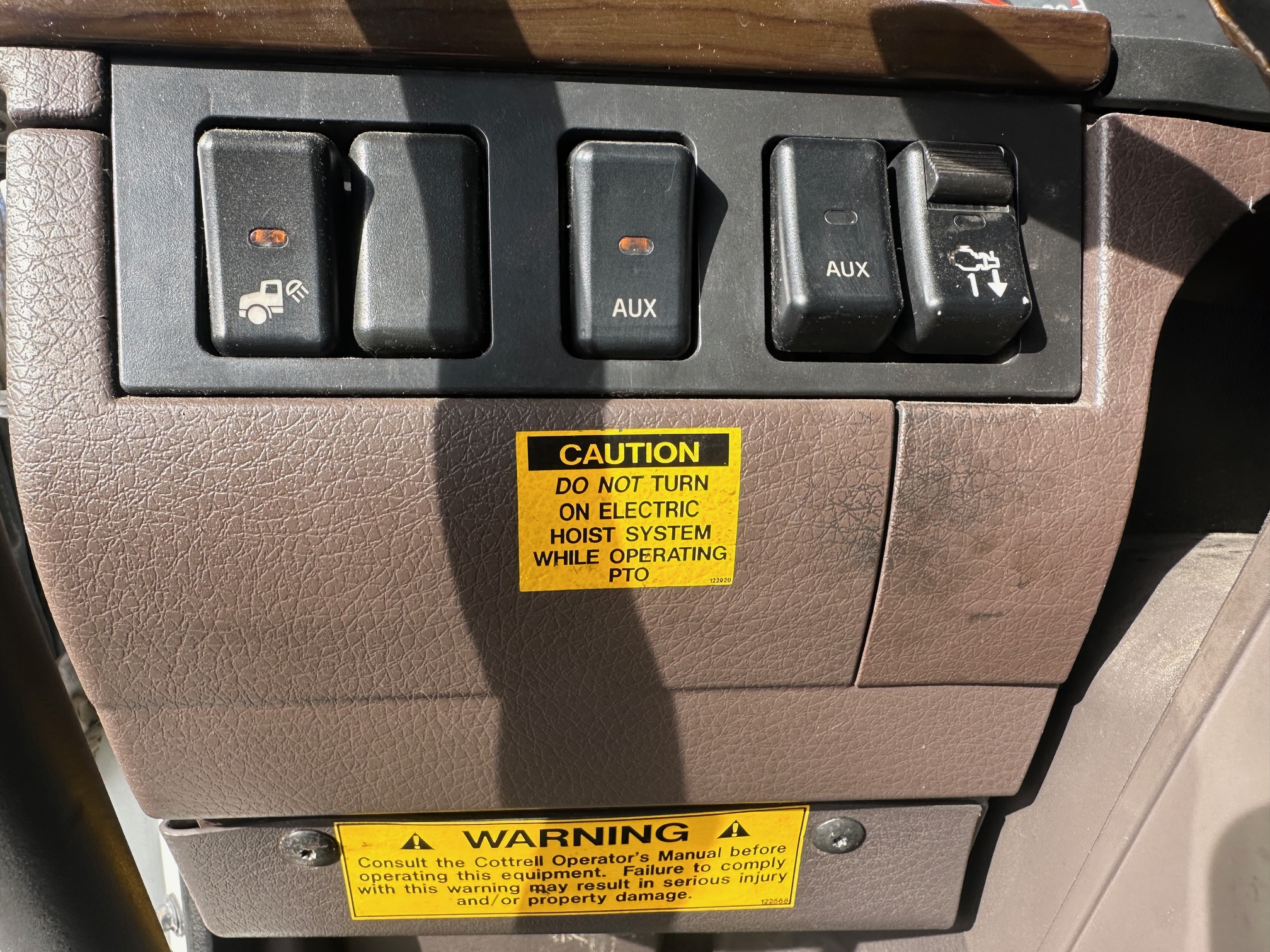 2015 VOLVO VAH - Image 30