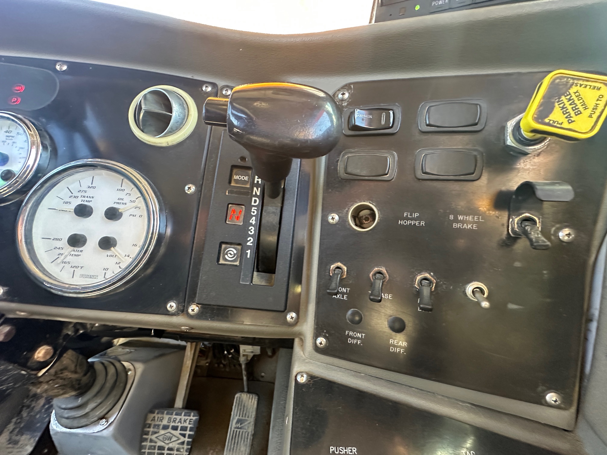 2016 PHOENIX Front Discharge Mixer - Image 17