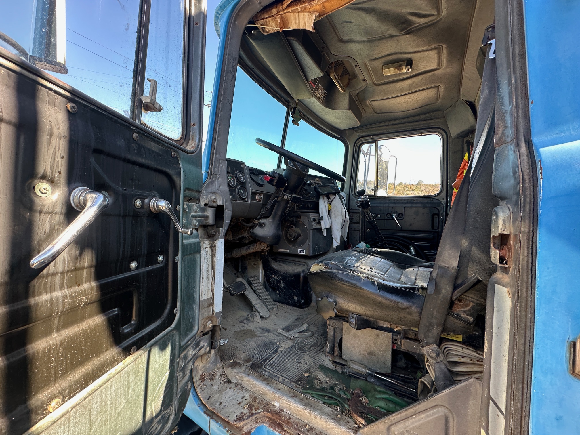 2000 MACK DM690S Conveyor - Image 11