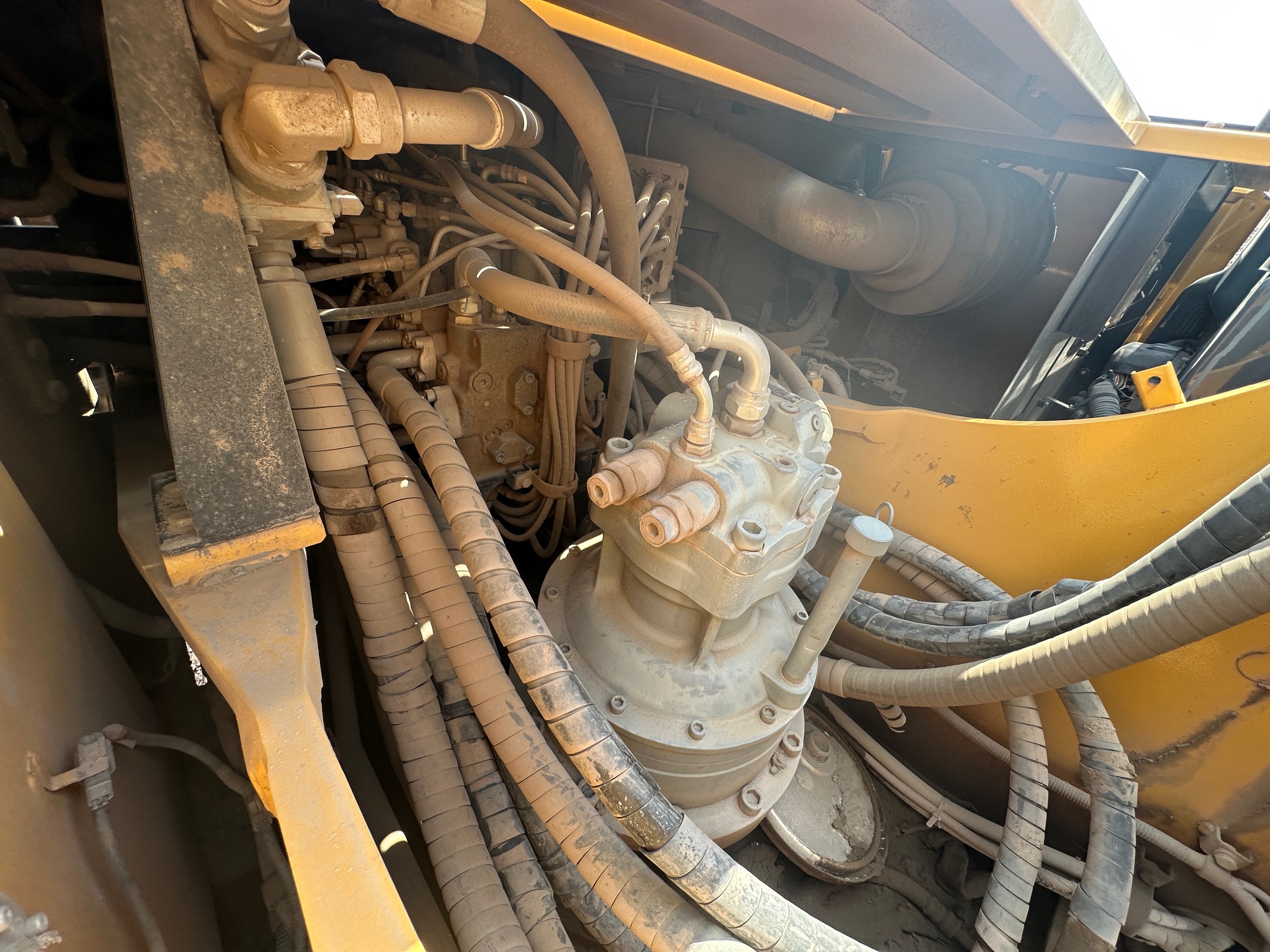 2018 DEERE 380G LC - Image 28